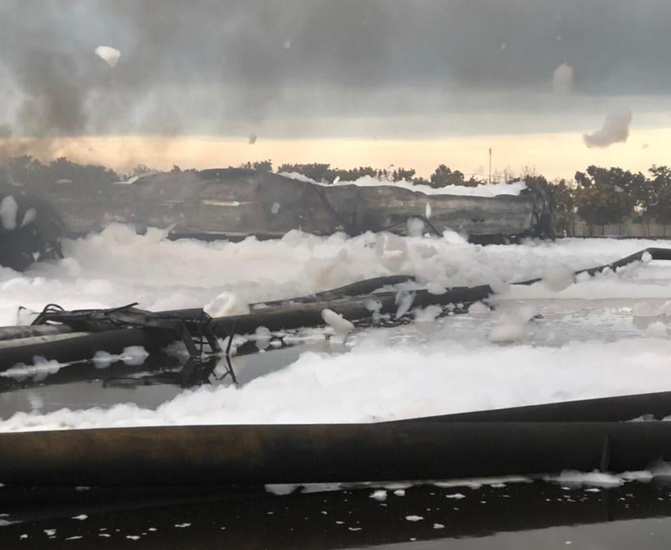  PT Pertamina (Persero) berhasil memadamkan api di dua tanki dengan menggunakan foam.