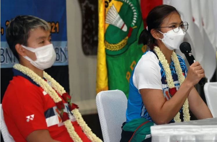 Pebulu tangkis Indonesia Greysia Polii (kanan) dan Marcus F Gideon memberikan keterangan pers setibanya dari Inggris, Senin (22/3) malam.