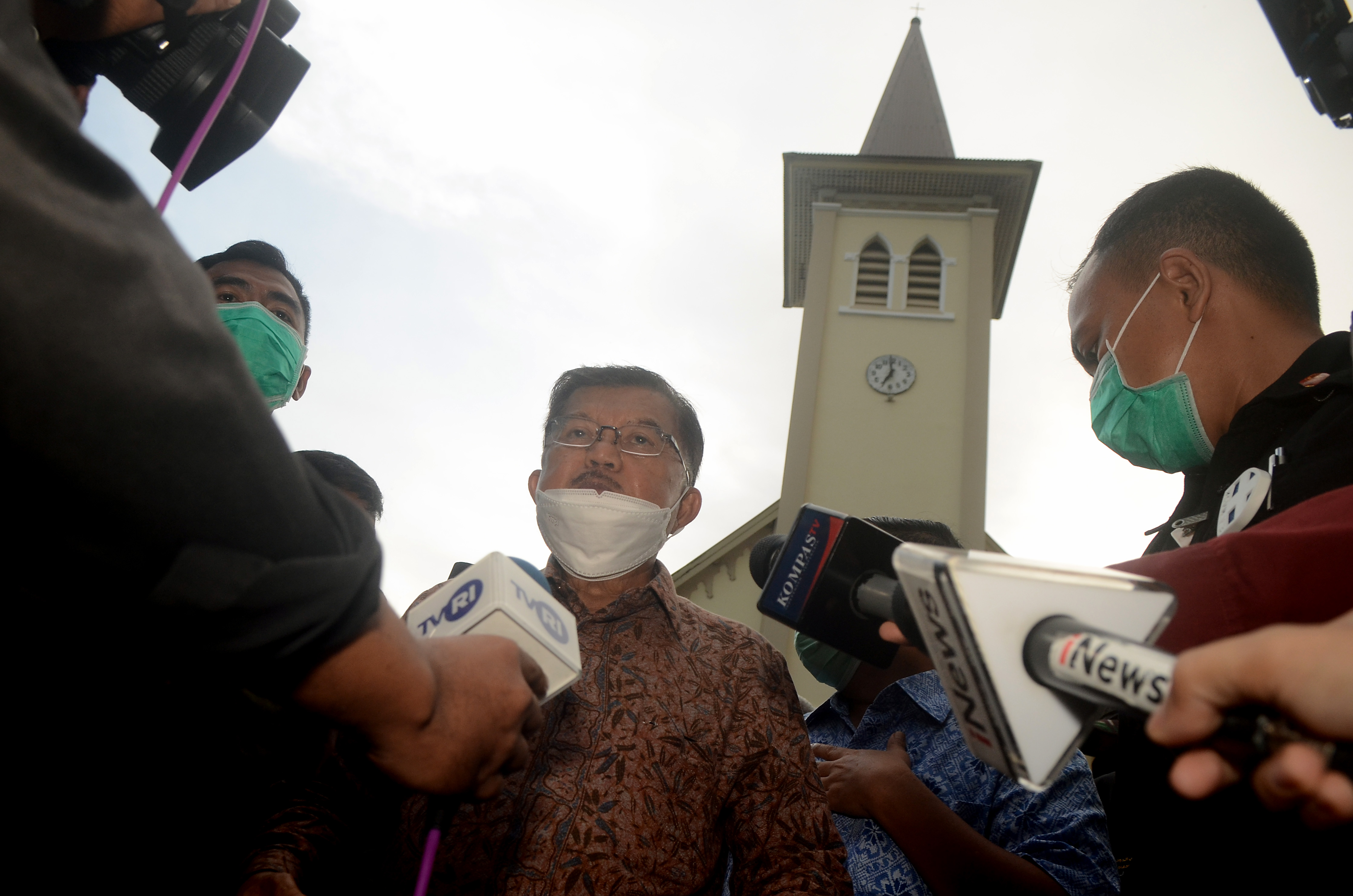 Ketua Dewan Masjid Indonesia Jusuf Kalla memberikan keterangan kepada wartawan usai mengunjungi Gereja Katedral Makassar.