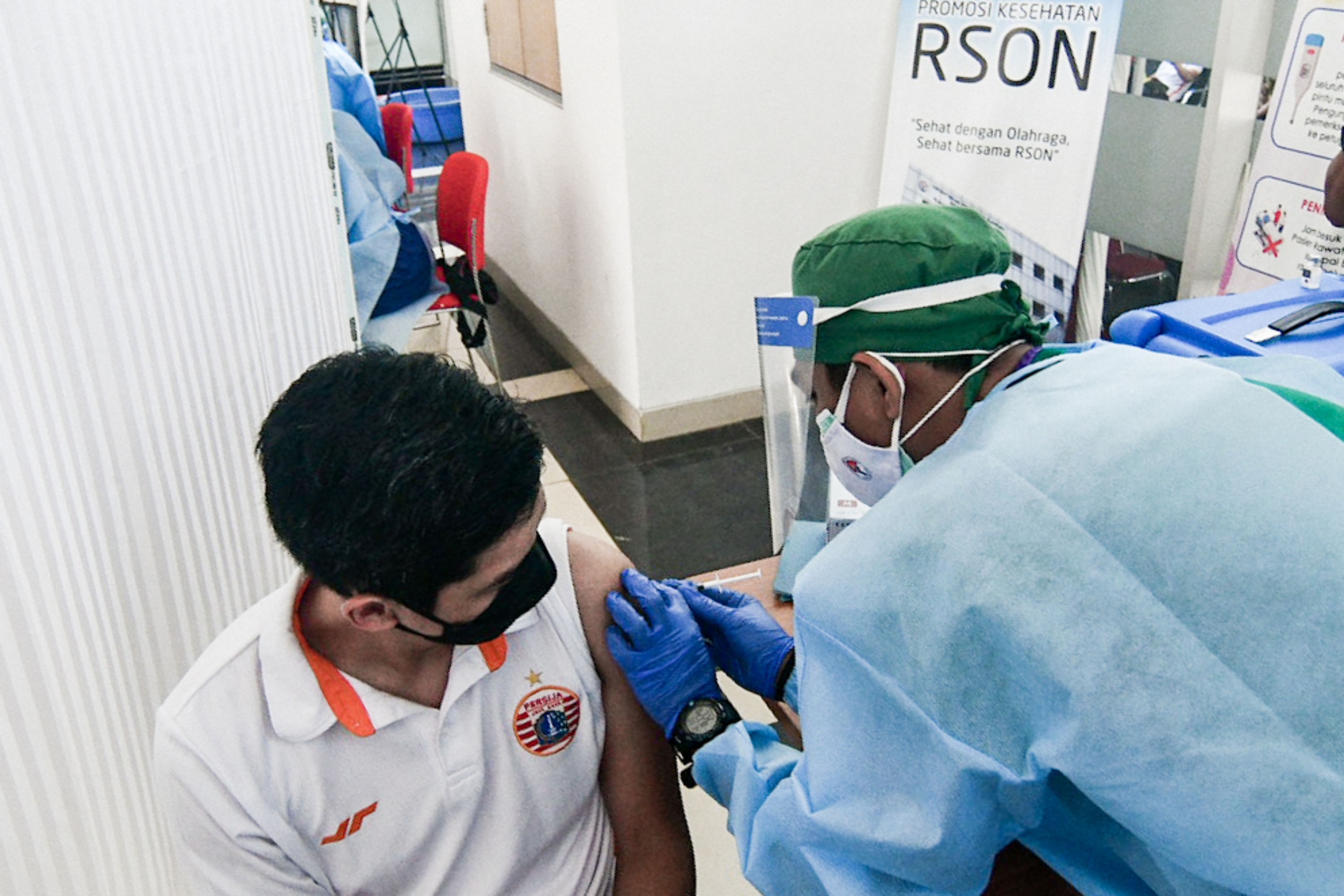 Mantan pemain timnas sepakbola Indonesia sekaligus manager Persija Jakarta Bambang Pamungkas menjalani vaksinasi tahap II