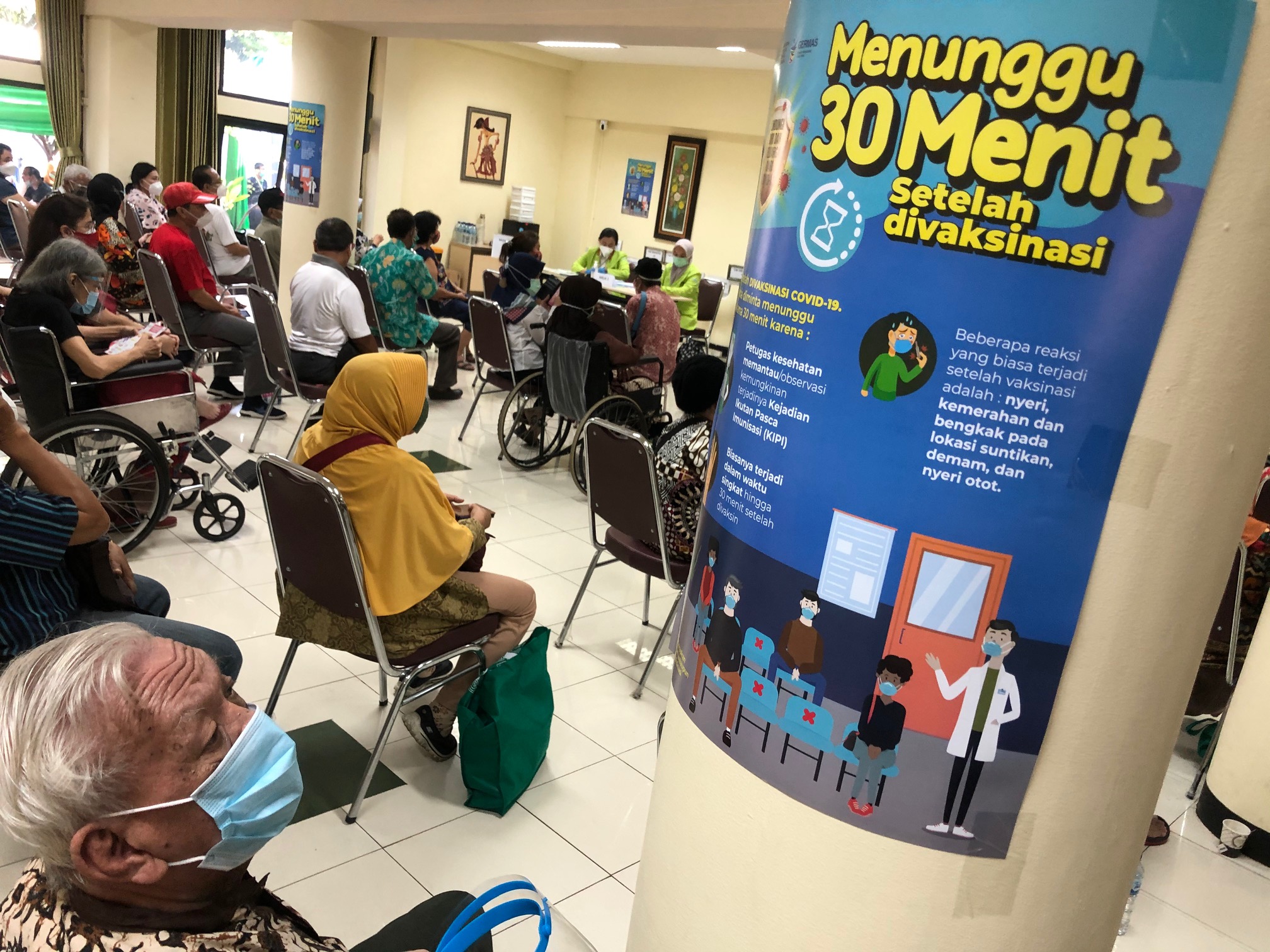  Lansia menunggu di ruang observasi setelah mengikuti Vaksin Covid-19 di Jakarta, Kamis (18/3/2021).