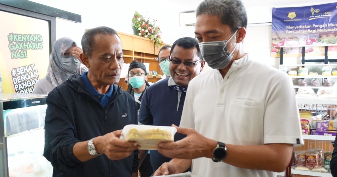 Kepala Badan Ketahanan Pangan, Kementan, Agung Hendriadi (kiri) dan Wakil Wali Kota Bogor Dedie A Rachim.  