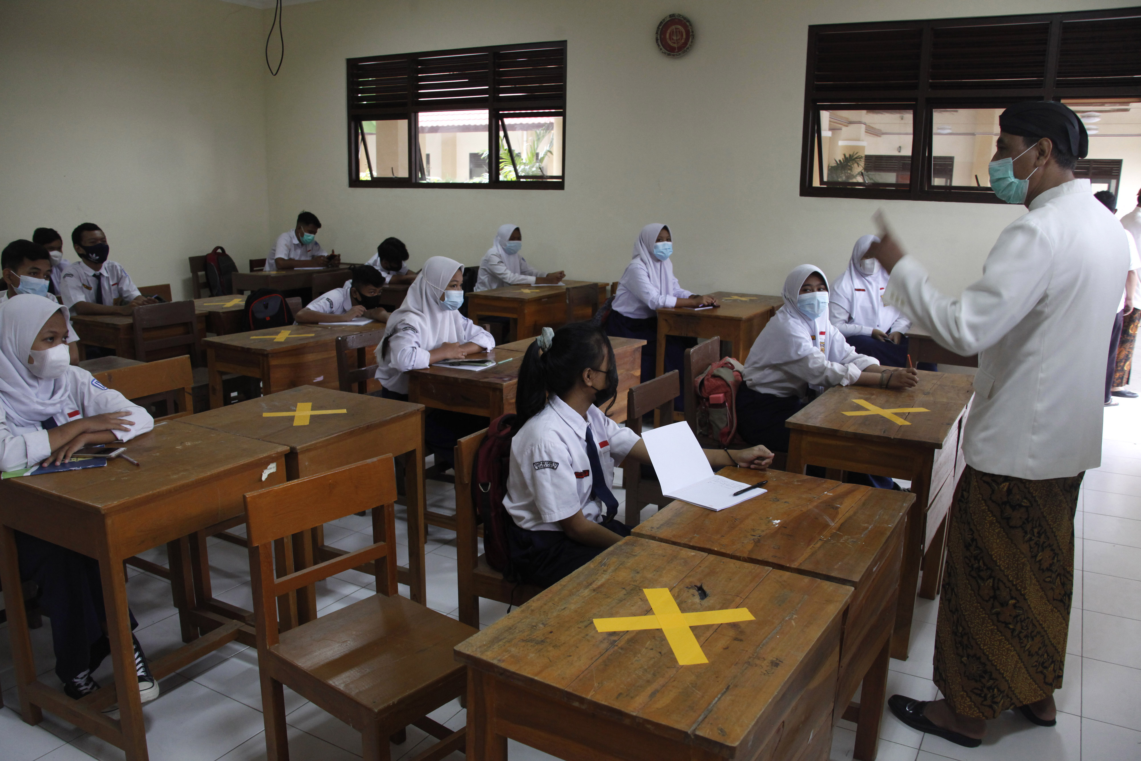 Siswa SMPN 13 Solo mengikuti simulasi Pembelajaran Tatap Muka  dengan menerapkan protokol kesehatan covid-19 di Solo, Kamis (18/3/2021)