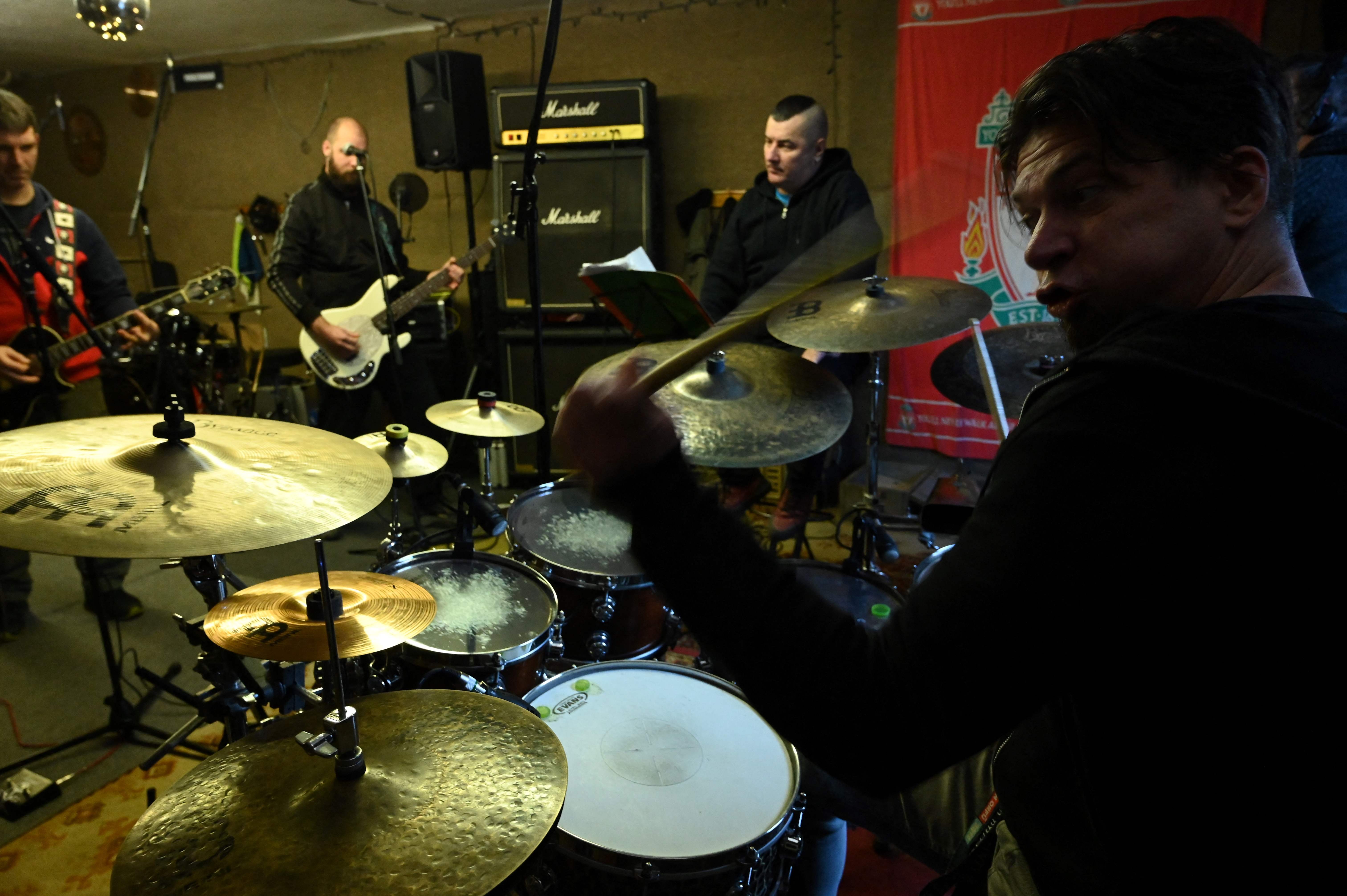 Band punk Hoingaria  'Mindenapi Csalodasok' tengah berlatih di sebuah studio Februari lalu