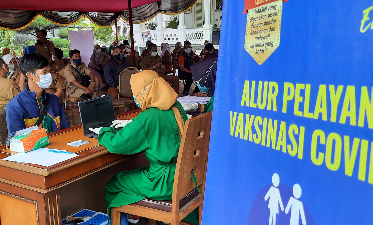 Sejumlah ASN di Kabupaten Cianjur, Jawa Barat, menjalani tahapan sebelum menerima vaksin di halaman Pendopo, Senin (8/3).