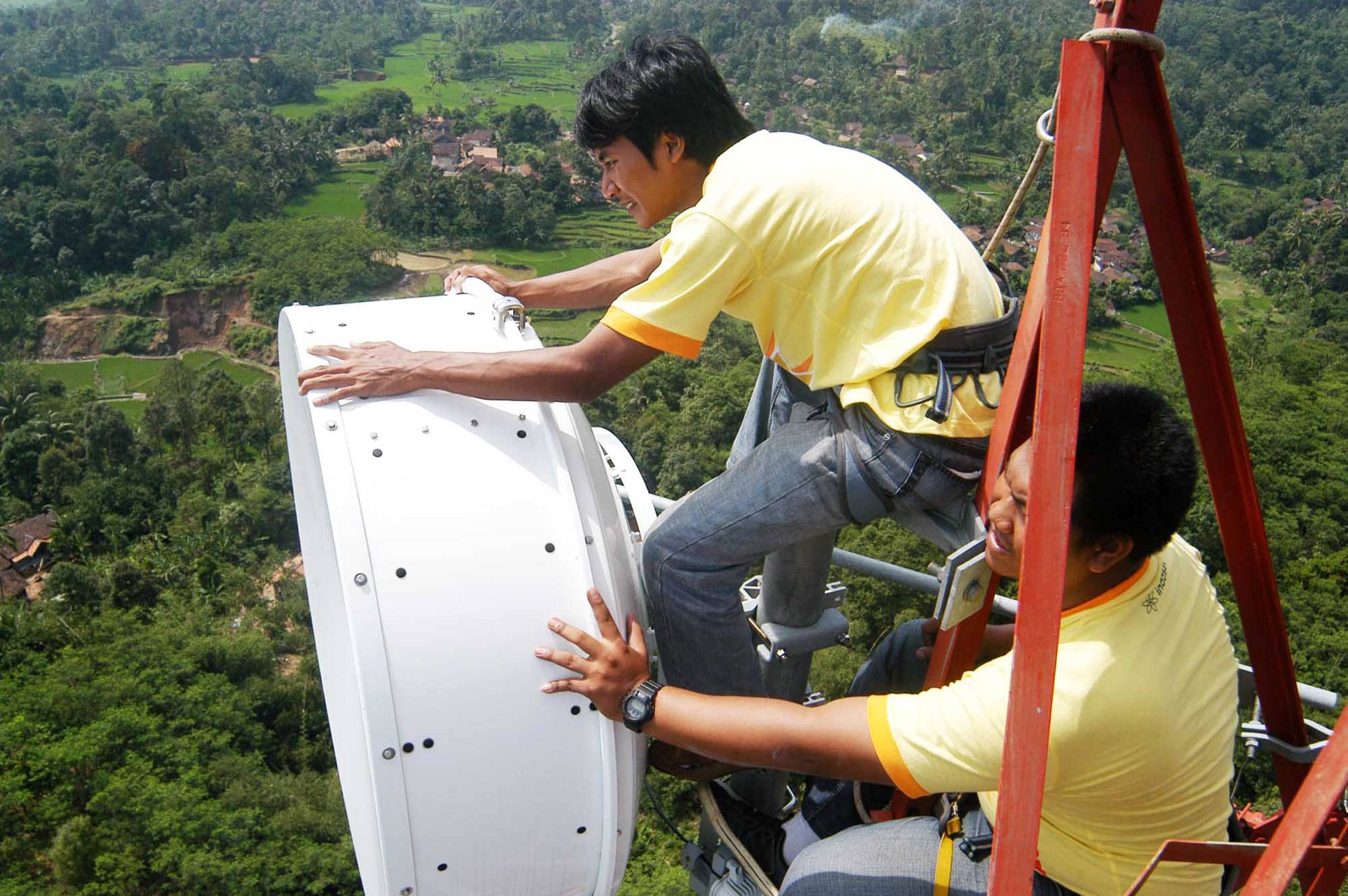 Petugas sedang memeriksa posisi BTS perusahaa telekomunikasi. 