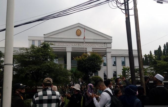 Suasana di depan Pengadilan Negeri Jakarta Timur pada sidang perdana Rizieq Shihab, Selasa (16/3).