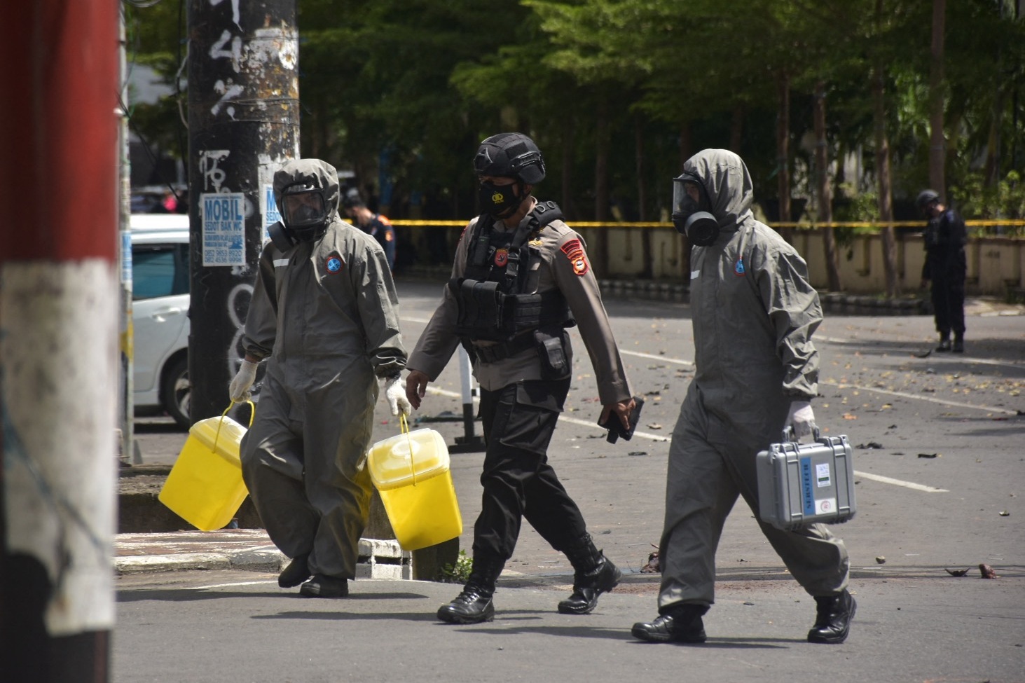 Polisi dari unit antibom mengumpulkan barang bukti setelah bom meledak di Makassar, Sulsel, Minggu (28/3).