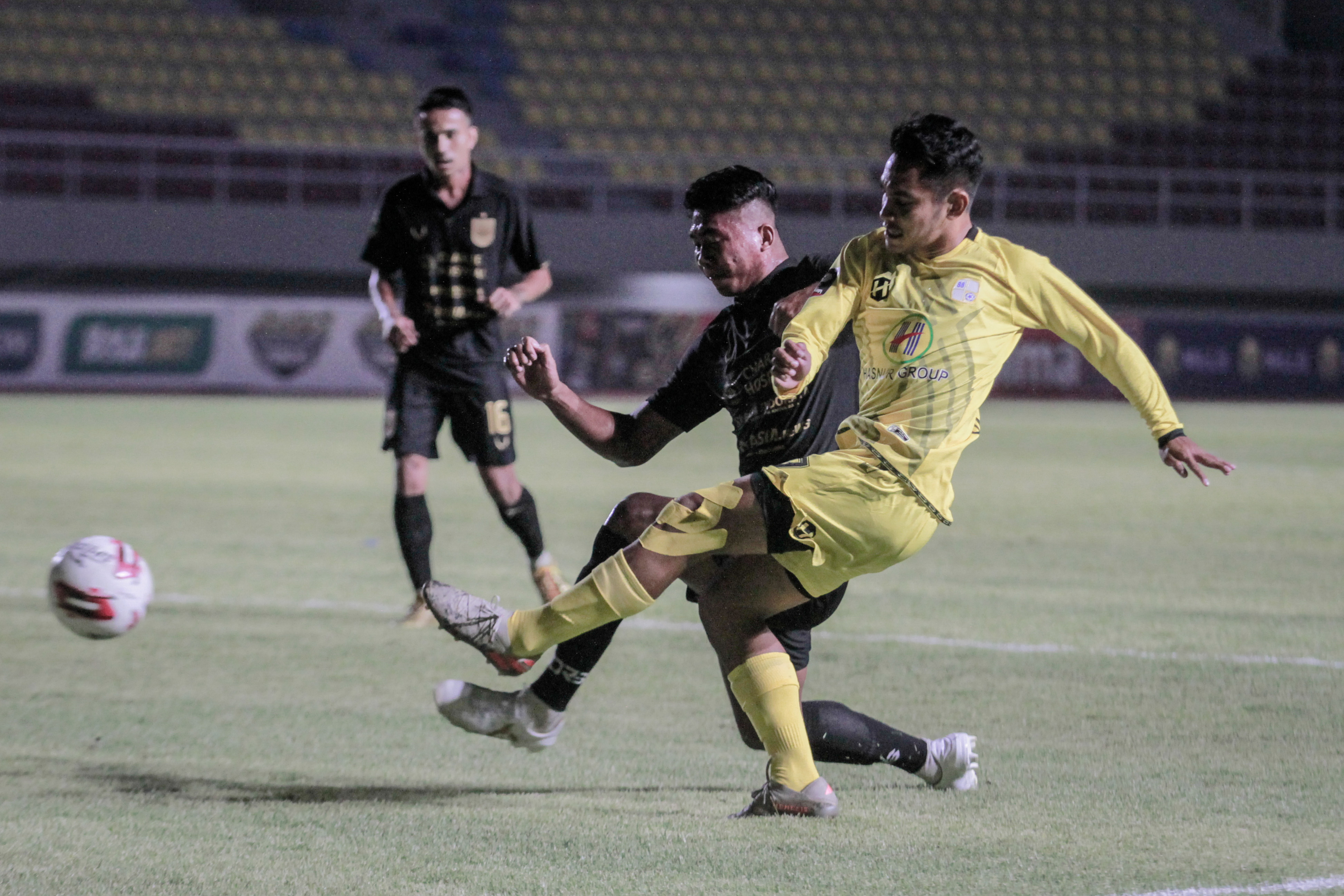 Pemain PSIS Semarang berebut bola dengan pemain Barito Putra dalam pertandingan Piala Menpora.