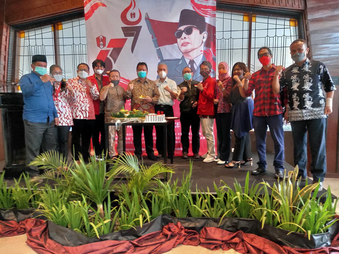 Sejumlah pengurus GMNI Kota Bandung berfoto setelah menggelar rapat pimpinan cabang.