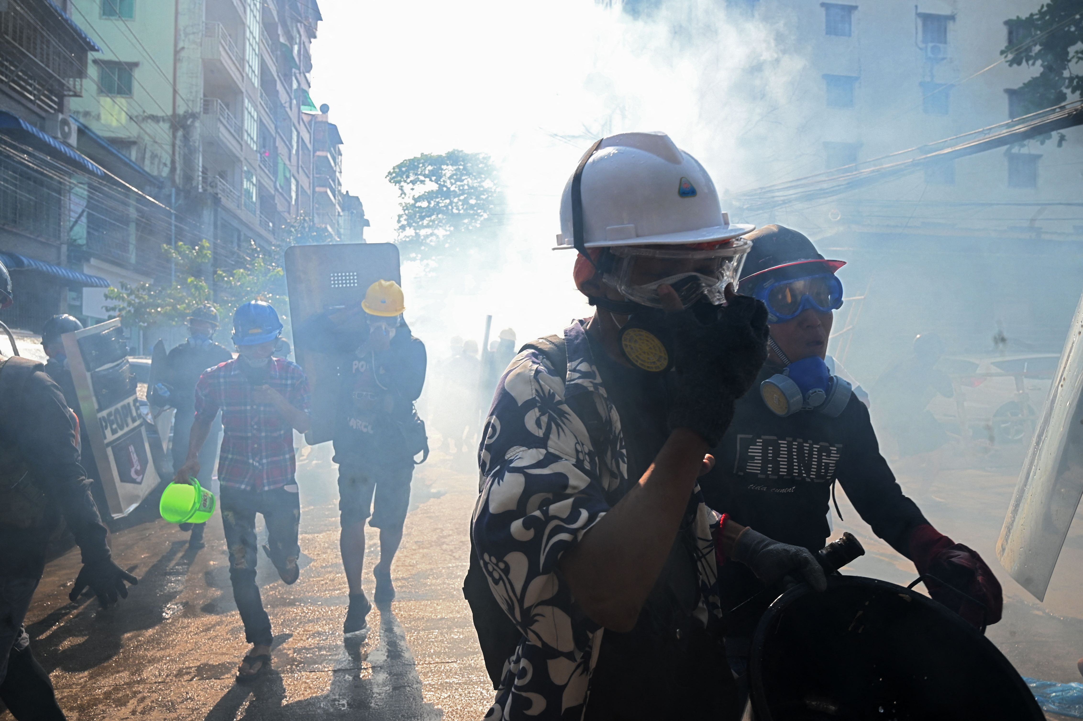 Pengunjuk rasa berlarian usai ditembakan gas air mata