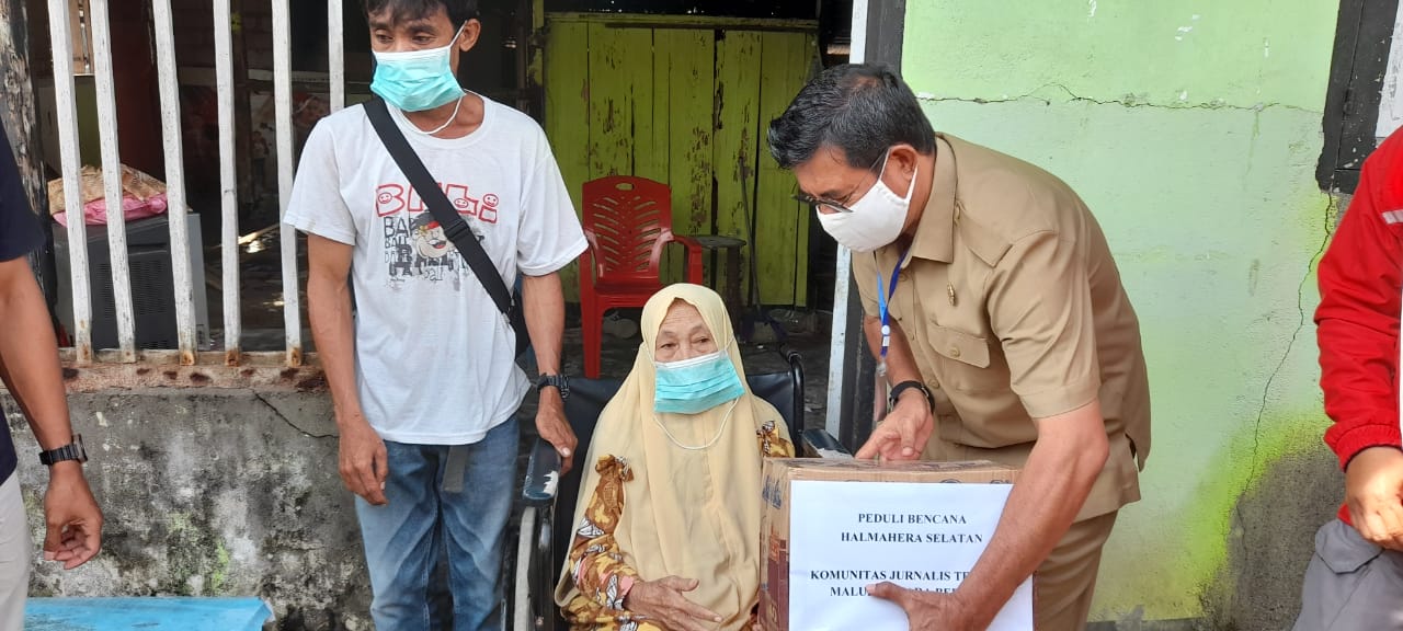 Bupati Halmahera Selatan Bahrain Kasuba meyerahkan bantuan paket sembako ke masyarakat terdampak gempa, Senin (8/3/2021)