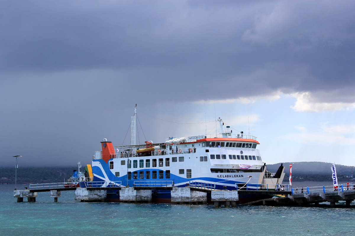 Pelabuhan Hansisi, Pulau Semau, Nusa Tenggara Timur. 