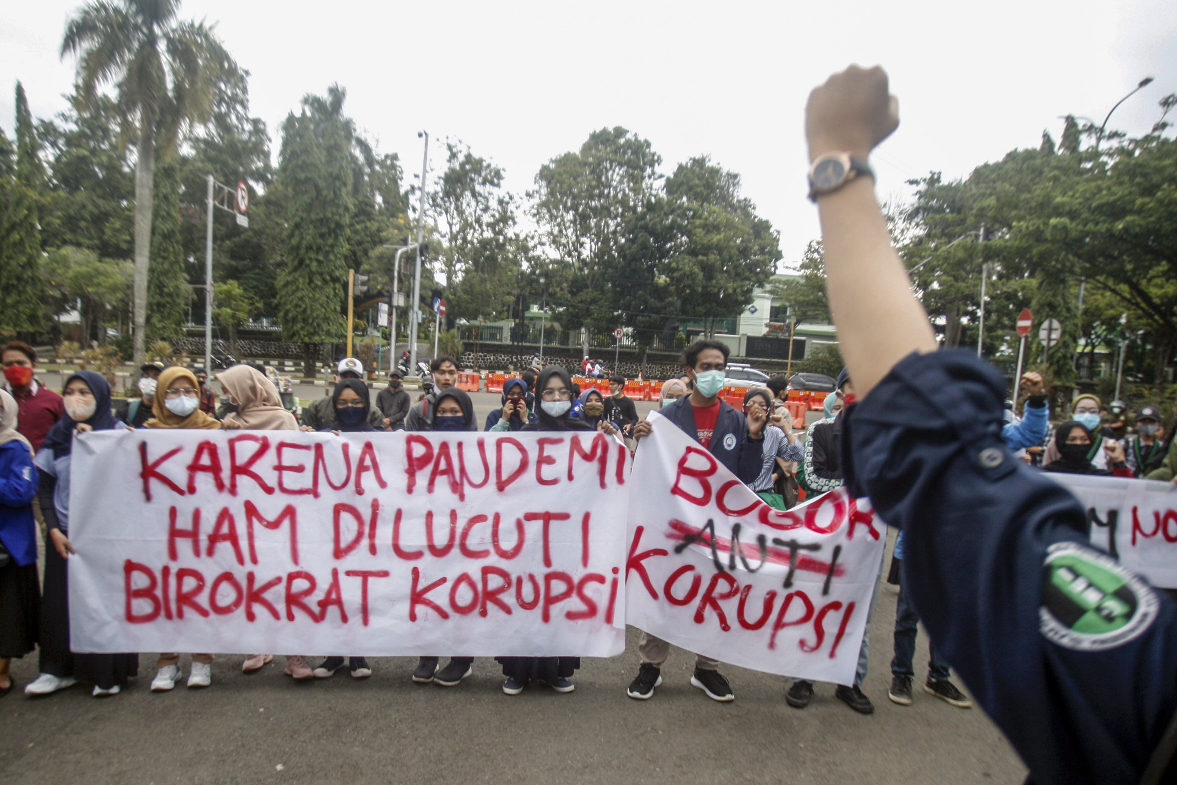 Sejumlah mahasiswa di Bogor berunjuk rasa saat memperingati Hari Anti Korupsi Sedunia dan Hari Hak Asasi Manusia.