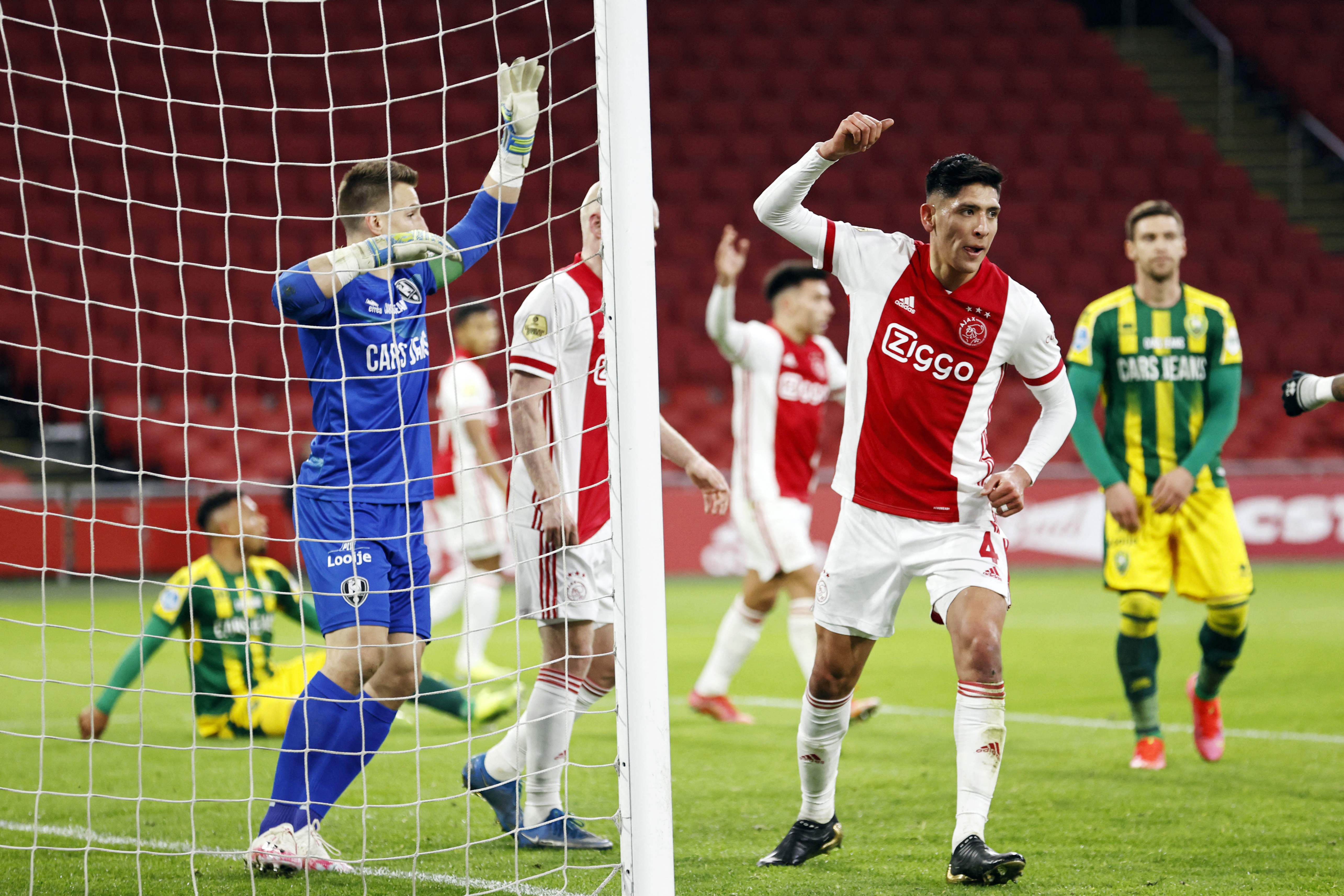 Pemain Ajx Edson Alvarez (kanan) melakukan selebrasi gol