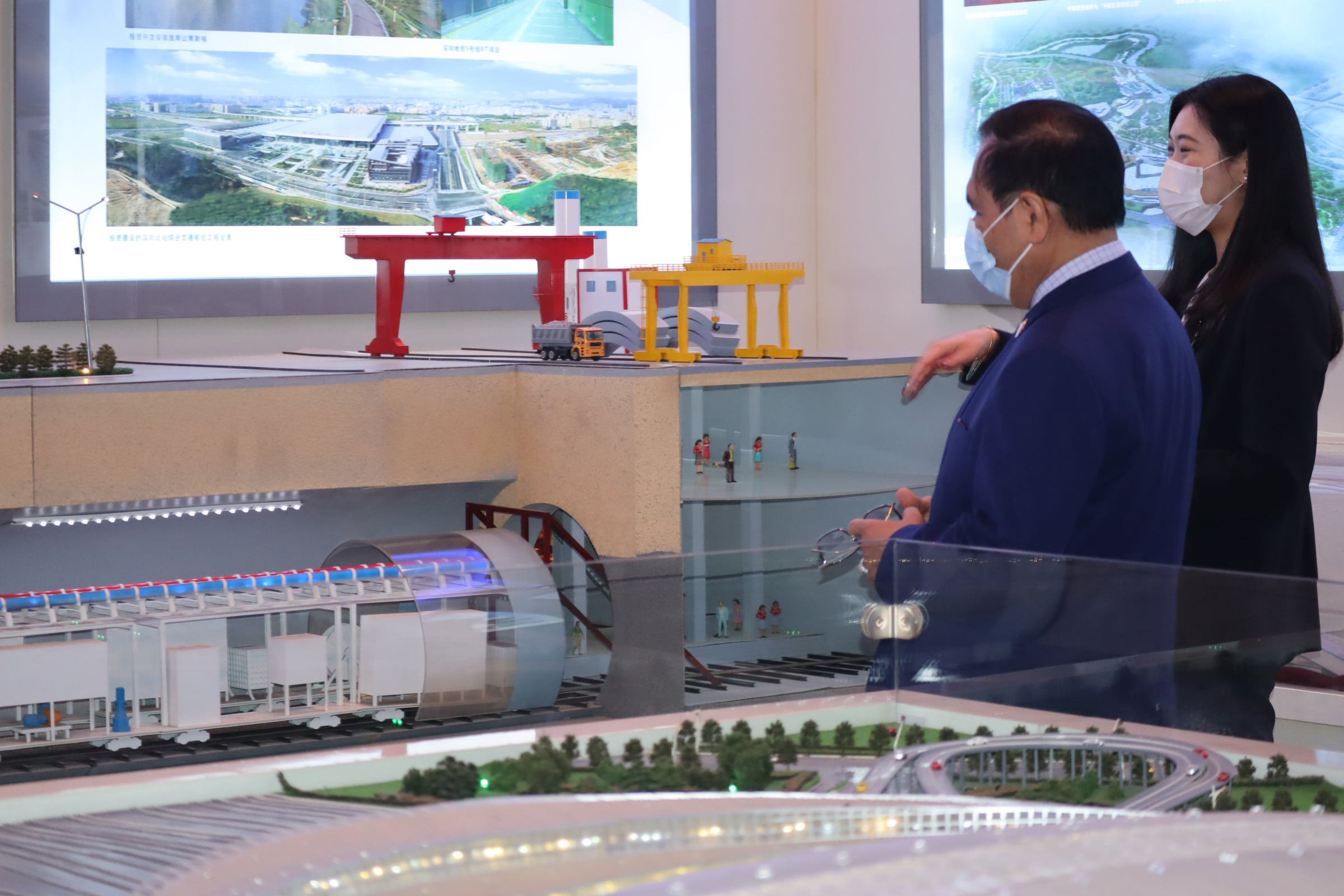 Duta Besar Indonesia untuk China Djauhari Oratmangun mendengarkan penjelasan teknik pembangunan terowongan kereta api cepat dan infrastuktur