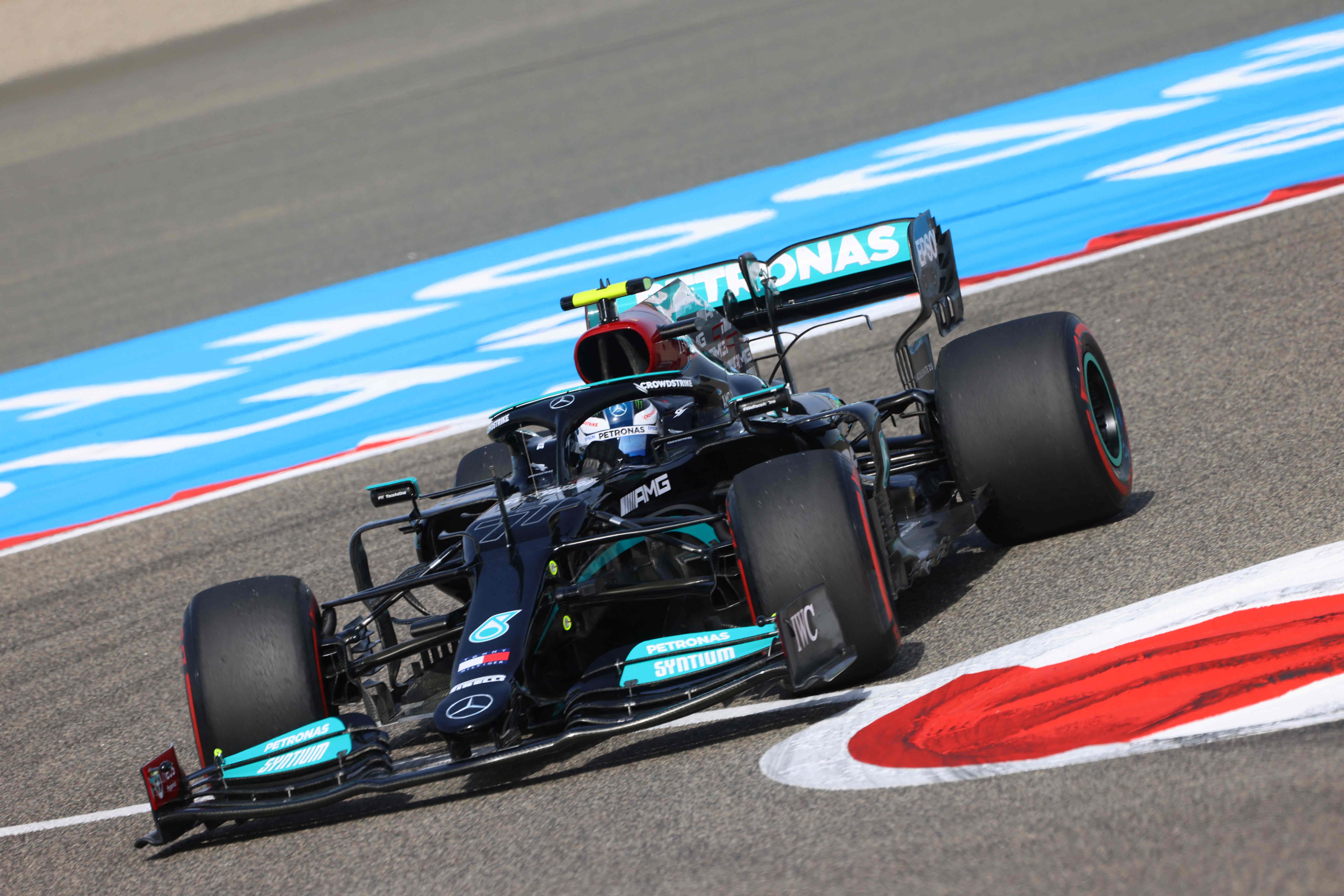 Pembalap Aston Martin Sebastian Vettel saat mengikuti sesi latihan.