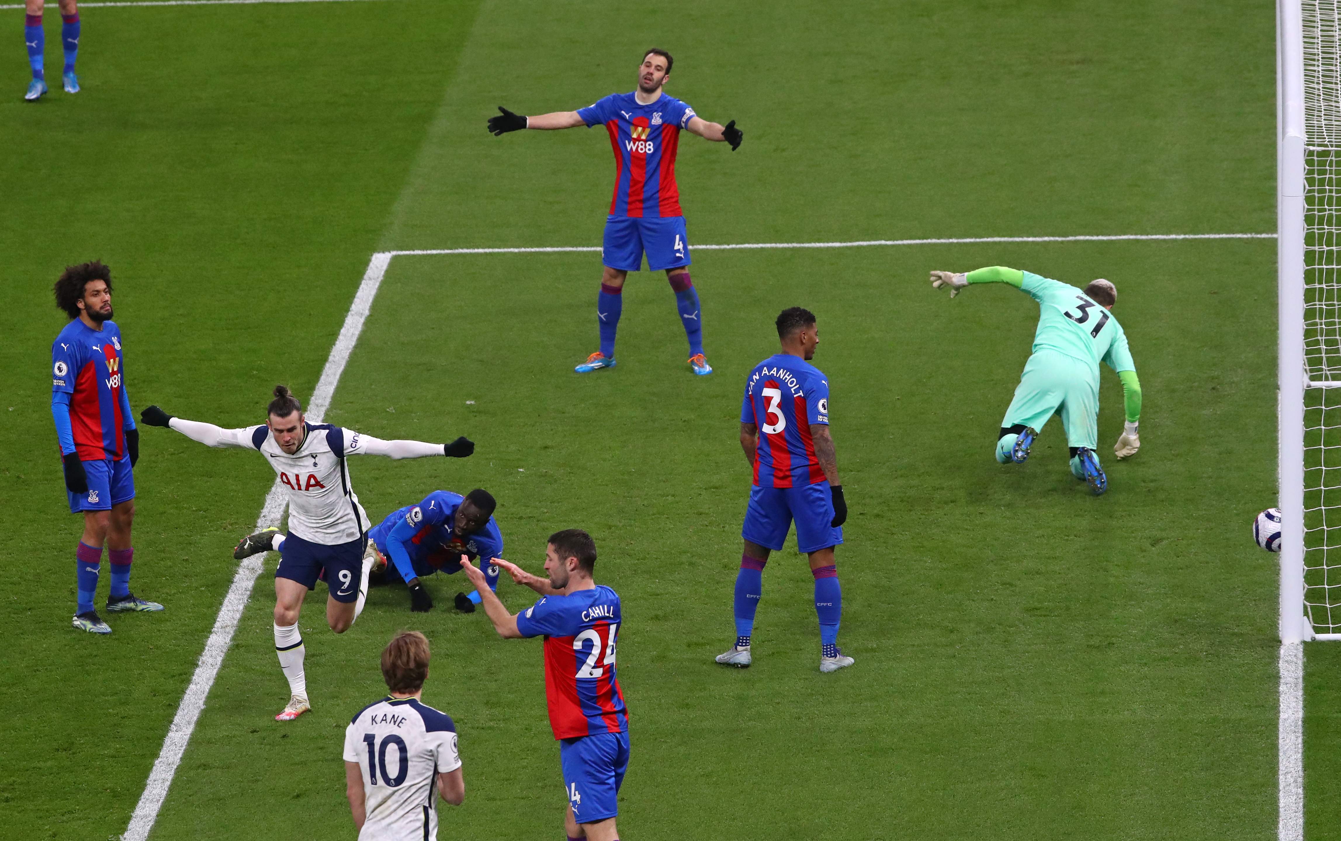 Gareth Bale (dua di tengah) membobol gawang Crystal Palace yang berakhir 4-1 untuk Tottenham Hotspur