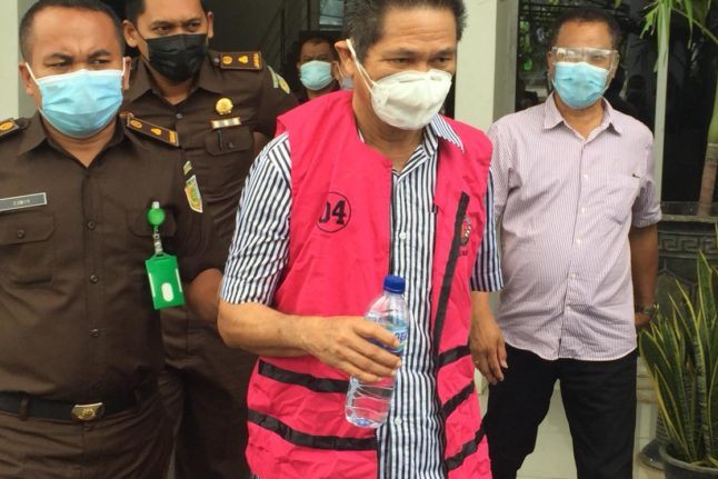 Kenakan rompi, mantan Bupati Manggarai Barat Agustinus Ch Dula resmi ditahan usai sembuh dari covid-19.