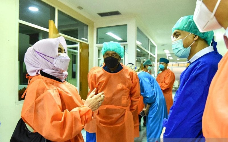 Dirut Pertamina Nicke Widyawati mengunjungi korban insiden kebakaran Kilang Balongan. 