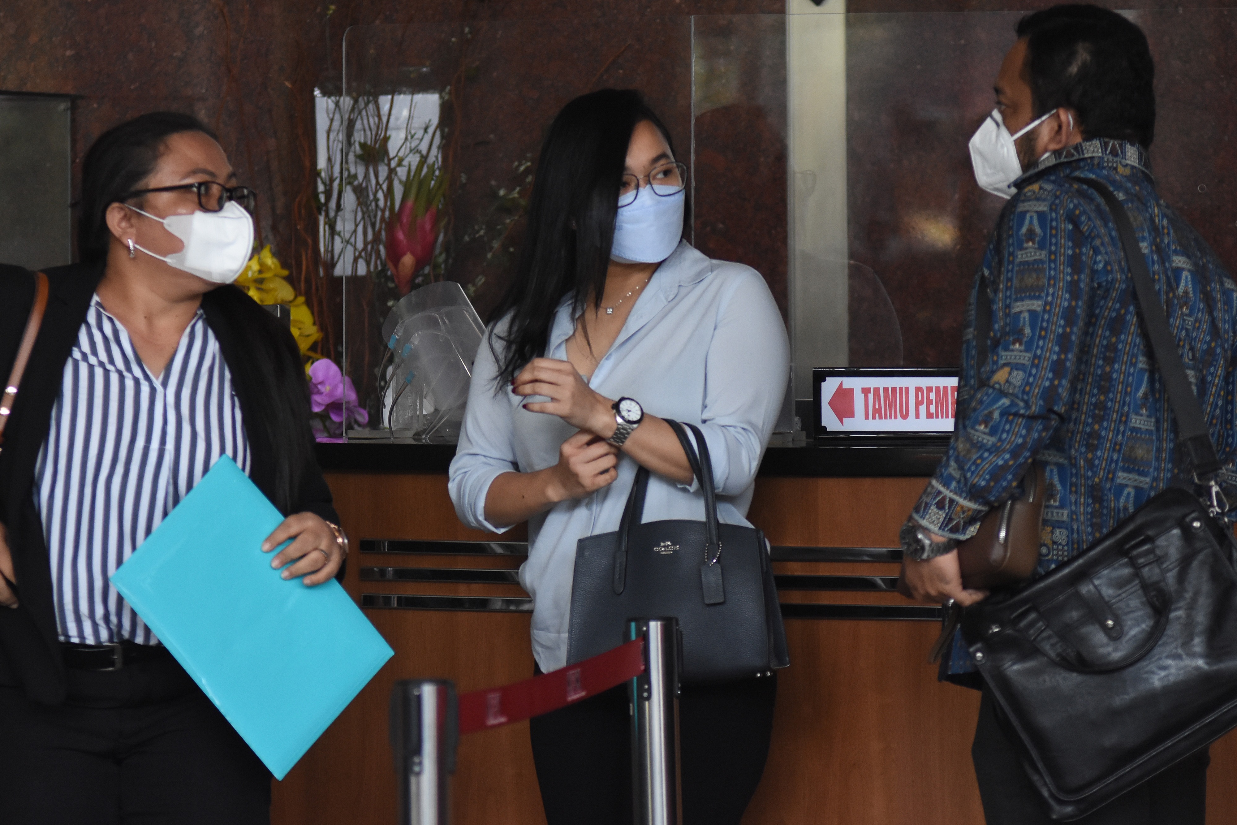 Komisaris PT Rajawali Parama Indonesia Daning Saraswati (tengah) usai diperiksa KPK terkait korupsi bansos, Senin (1/3).