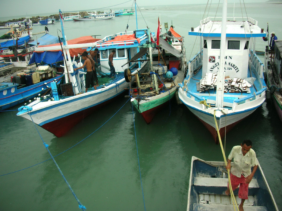 Nelayan di Kupang NTT menyandarkan kapal akibat pencemaran minyak di Laut Timor, foto 2009