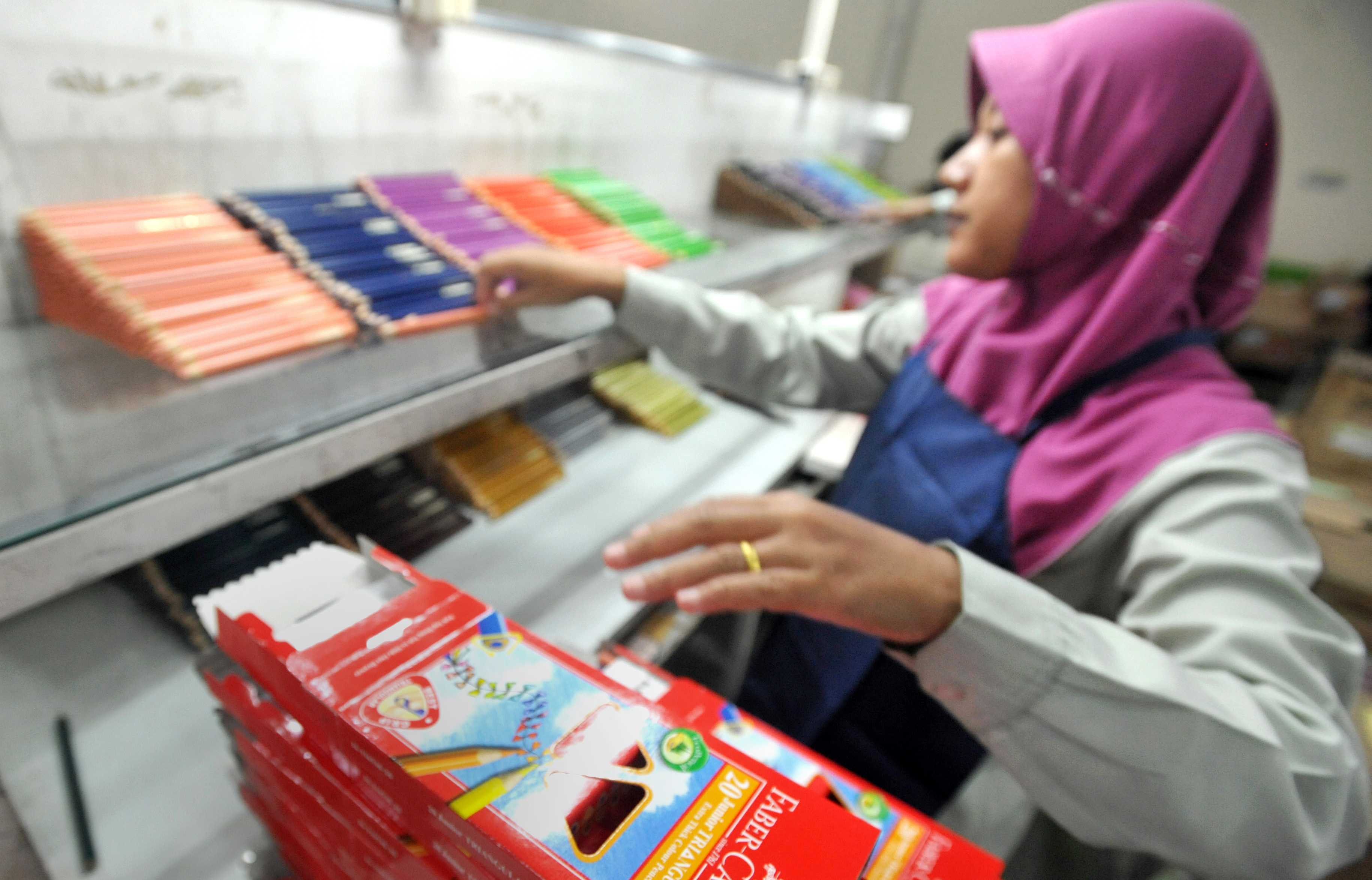 Pekerja memilah pensil untuk dimasukkan ke dalam kotak, di pabrik Faber Castell, Bekasi, Jawa Barat