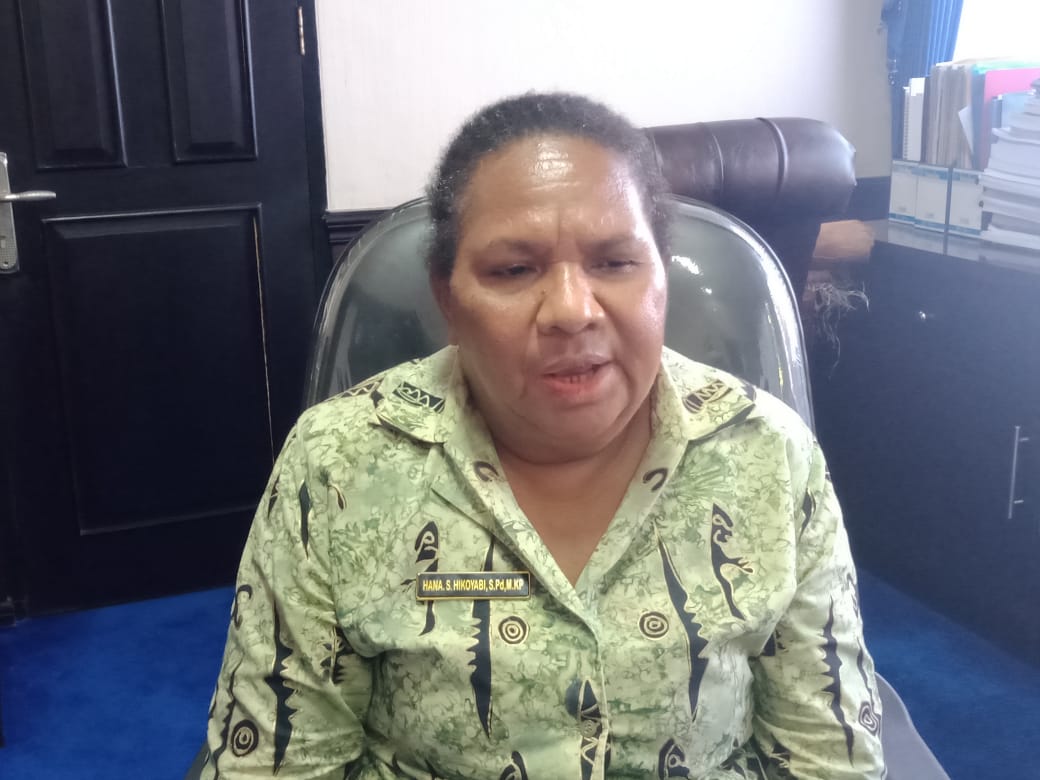 Sekretaris Daerah (Sekda) Kabupaten Jayapura, Dra. Hanna S. Hikoyabi, S.Pd, M.KP.