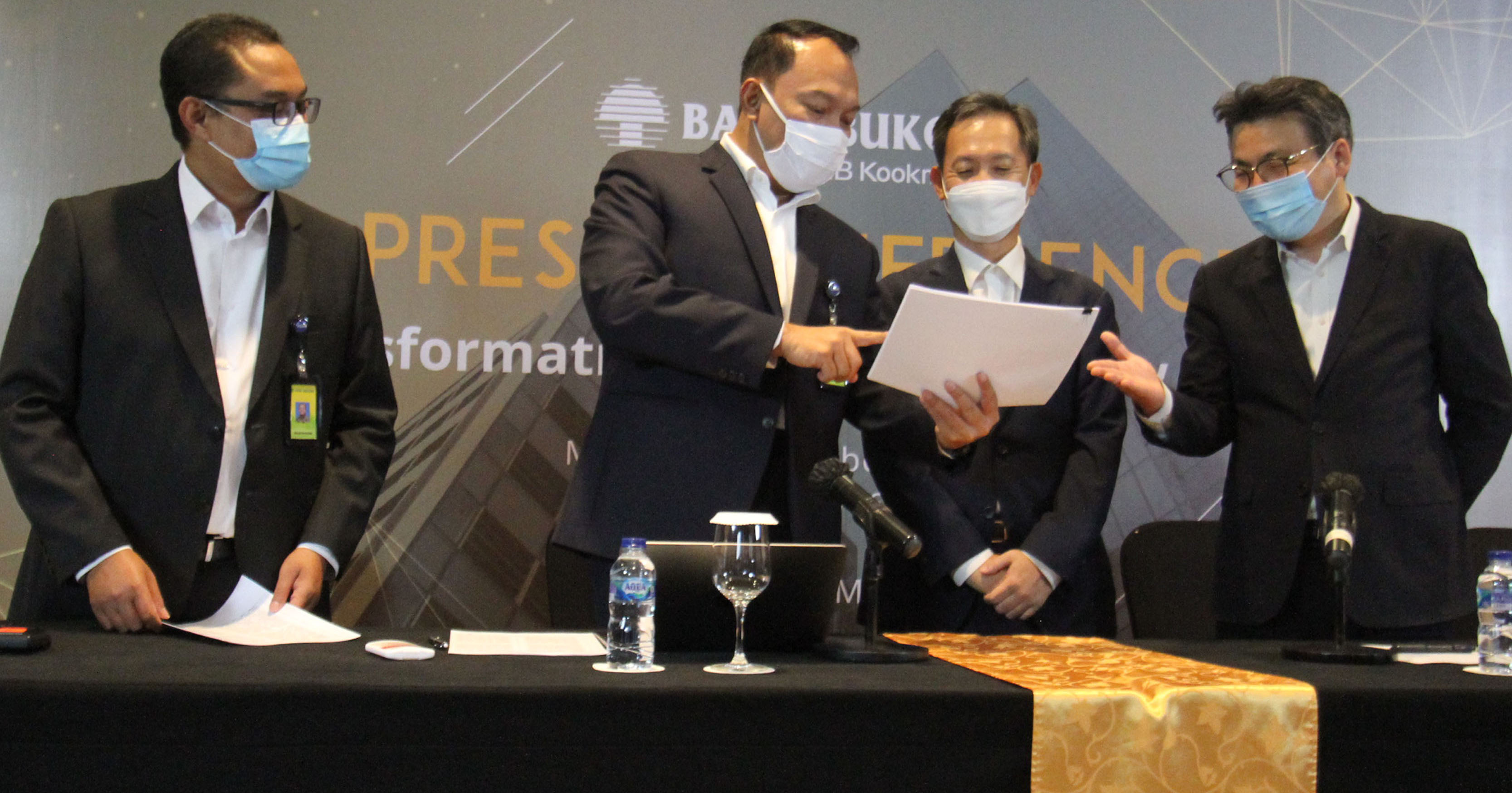  Presiden Direktur Perseroan KB Bukopin Rivan A Purwantono bersama pimpinan KB Bukopin saat menghadiri acara di Jakarta. 