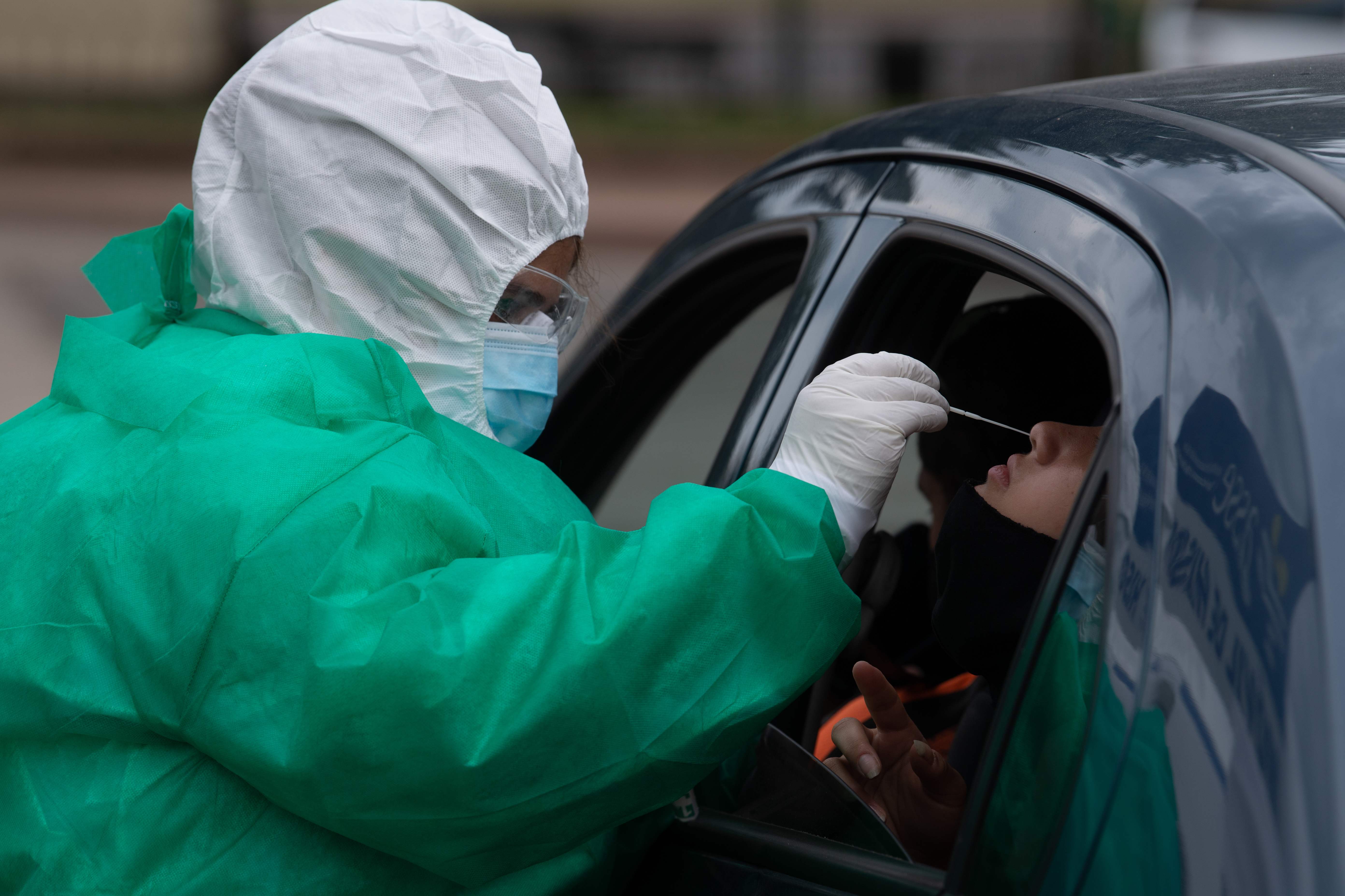 Seorang warga menjalani tes covid-19 di sebuah fasilitas yang didirikan di depan gedung Kongres di Montevideo, Uruguay.