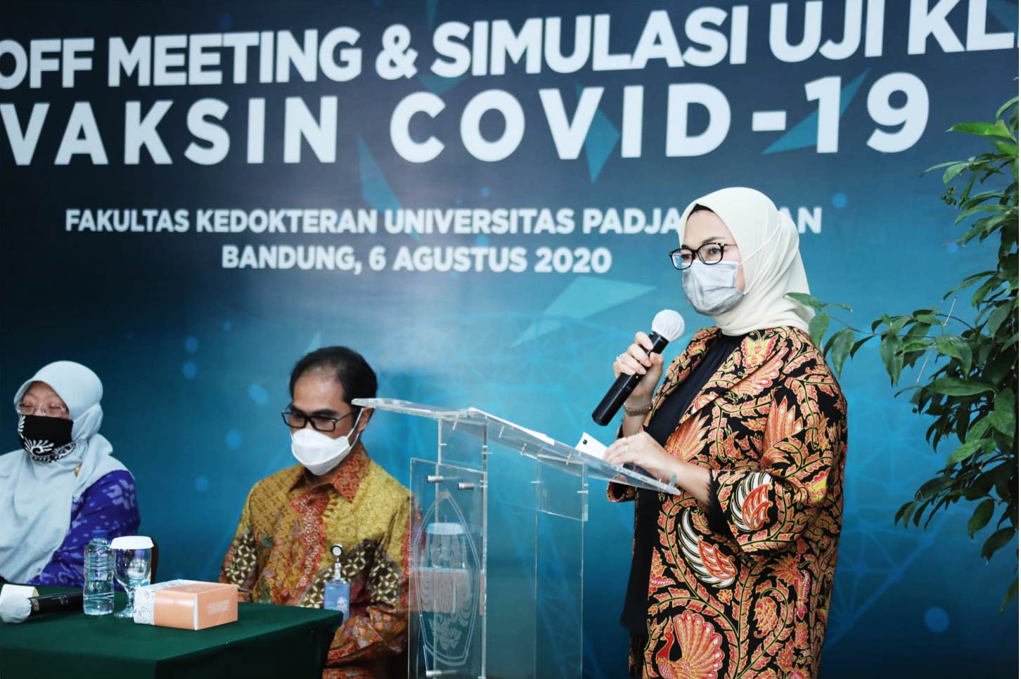 Kepala Badan POM Penny K Lukito (kanan)