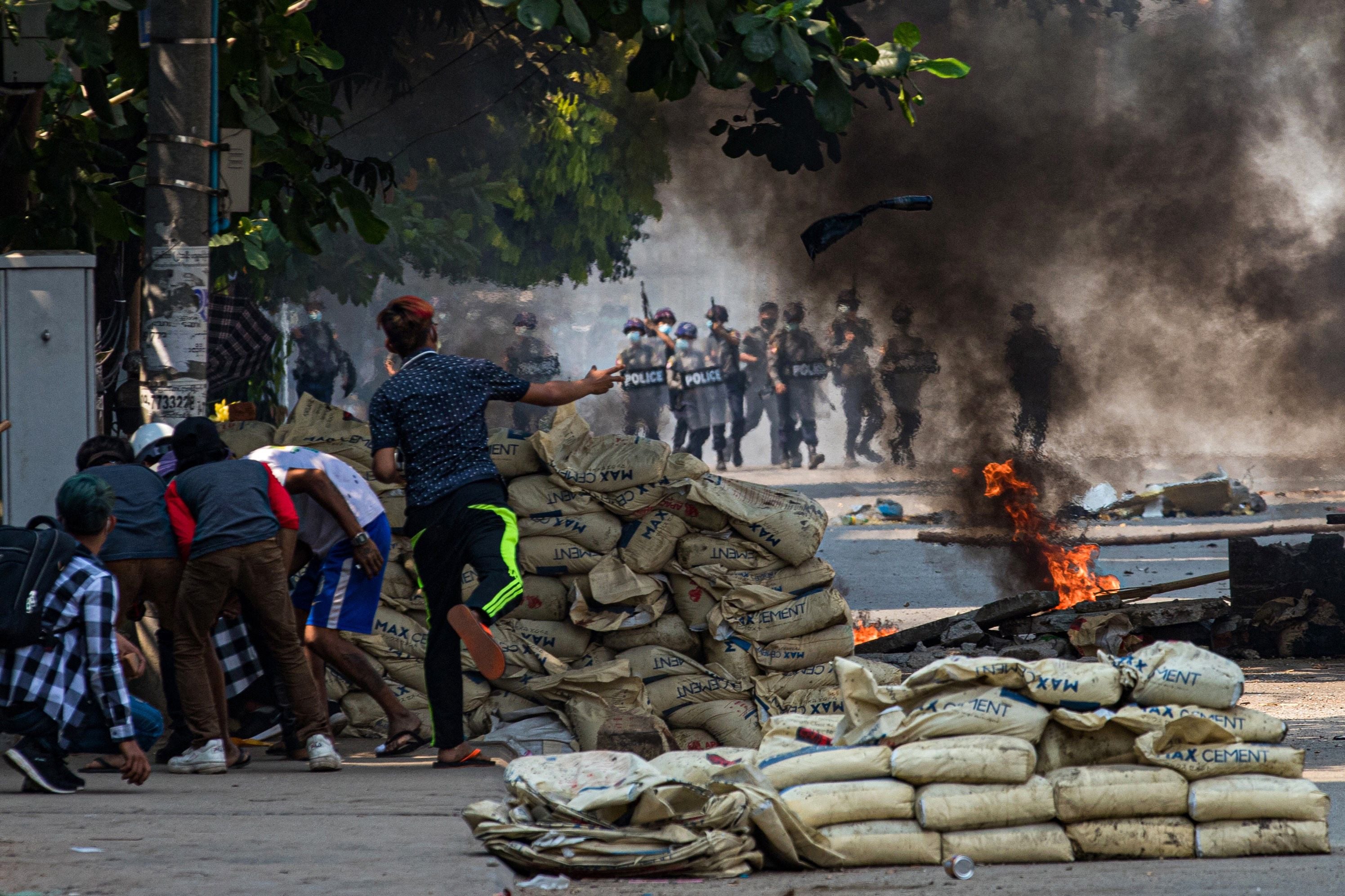 Demonstran terlibat bentrok dengan polisi dalam aksi demonstrasi di Yangon, Myanmar.