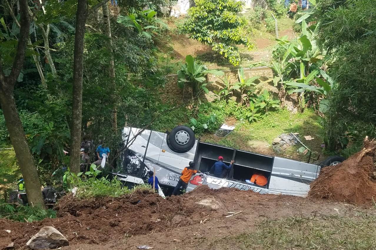 Kapolda Jabar Irjen Ahmad Dofiri meninjau langsung kecelakaan bus Sri Padma Kencana di Tanjakan Cae, Desa Sukajadi, Kecamatan Wado.