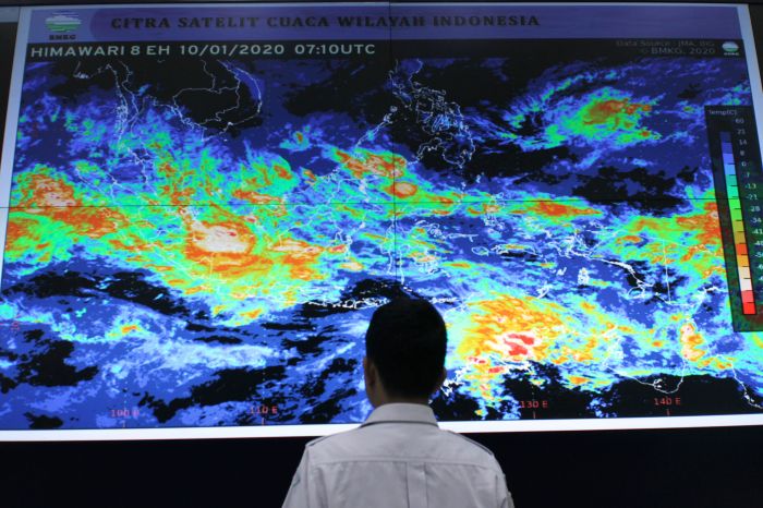 Petugas BMKG memantau kondisi cuaca di seluruh wilayah Indonesia. BMKG prediksi puncak musim kemarau Agustus  mendatang.