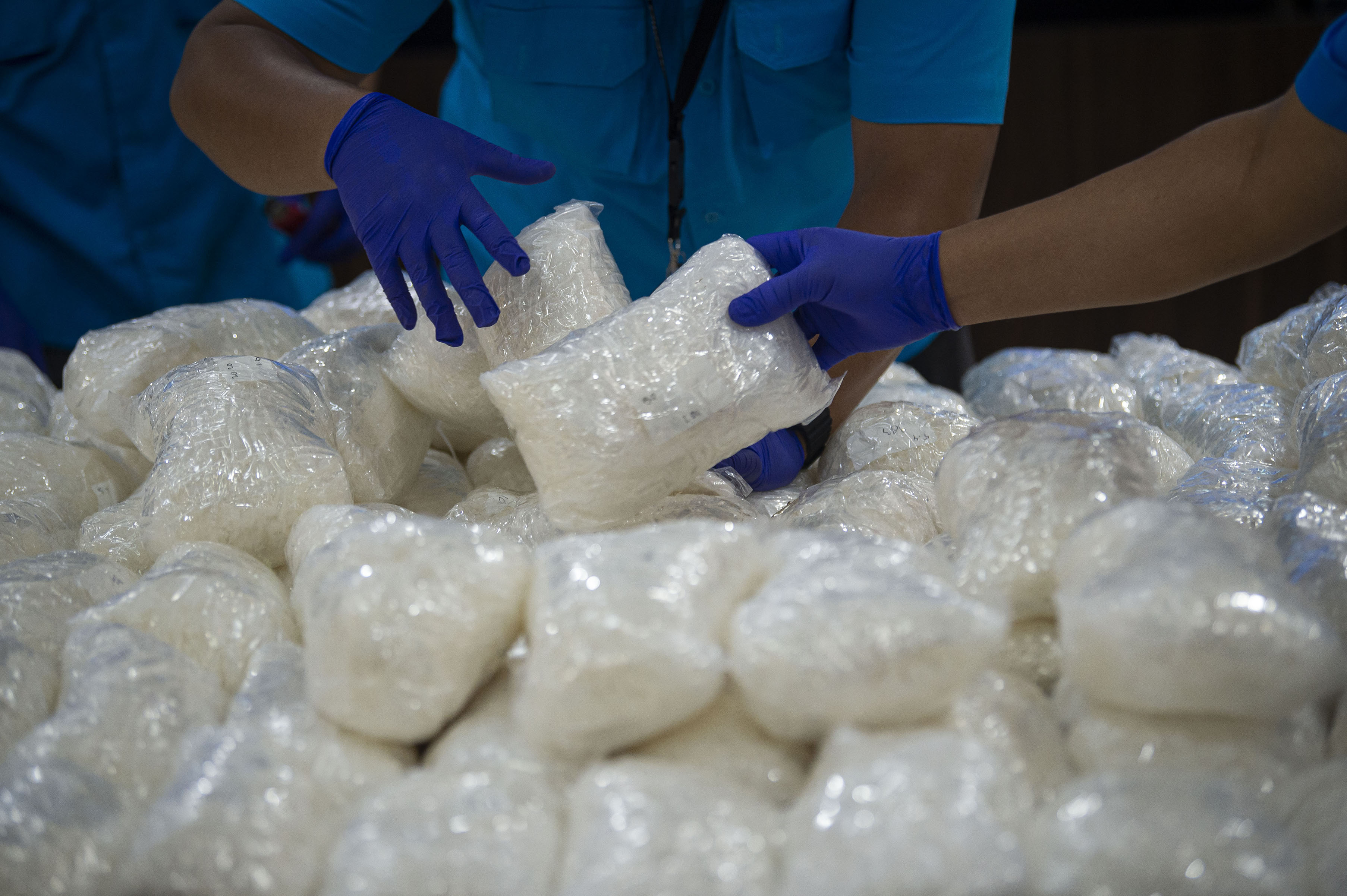 Ilustrasi petugas menyusun barang bukti narkoba jenis sabu dalam konferensi pers.