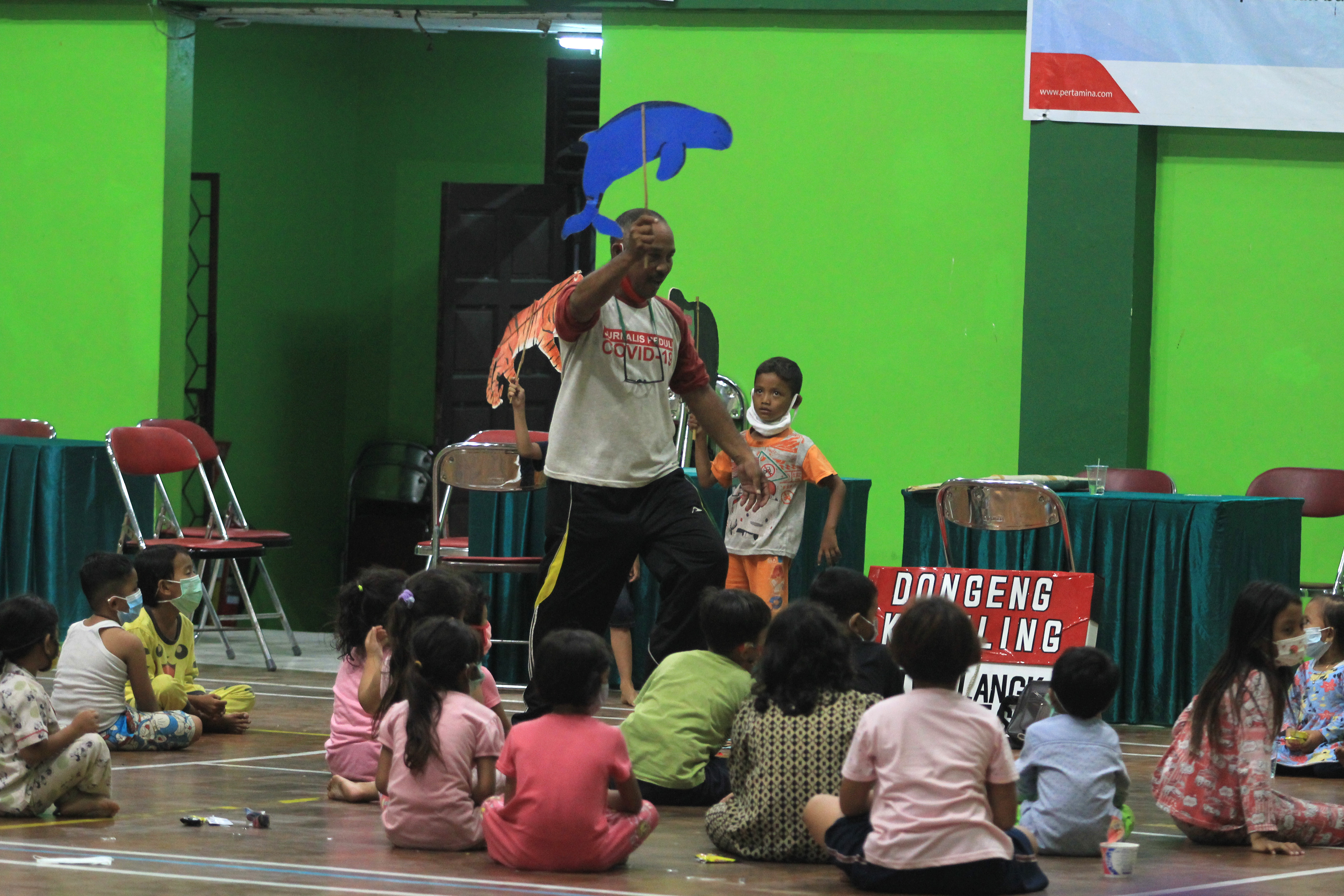Sejumlah anak mengikuti pemulihan trauma di Gedung Olahraga Bumi Patra, Indramayu, Jawa Barat, Senin (29/3/2021).
