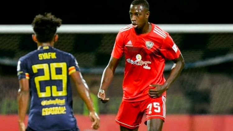 Ousmane Fane (kanan) pemain berkebangsaan Prancis telah bergabung bersama pemain Persiraja lainnya di Yogyakarta.