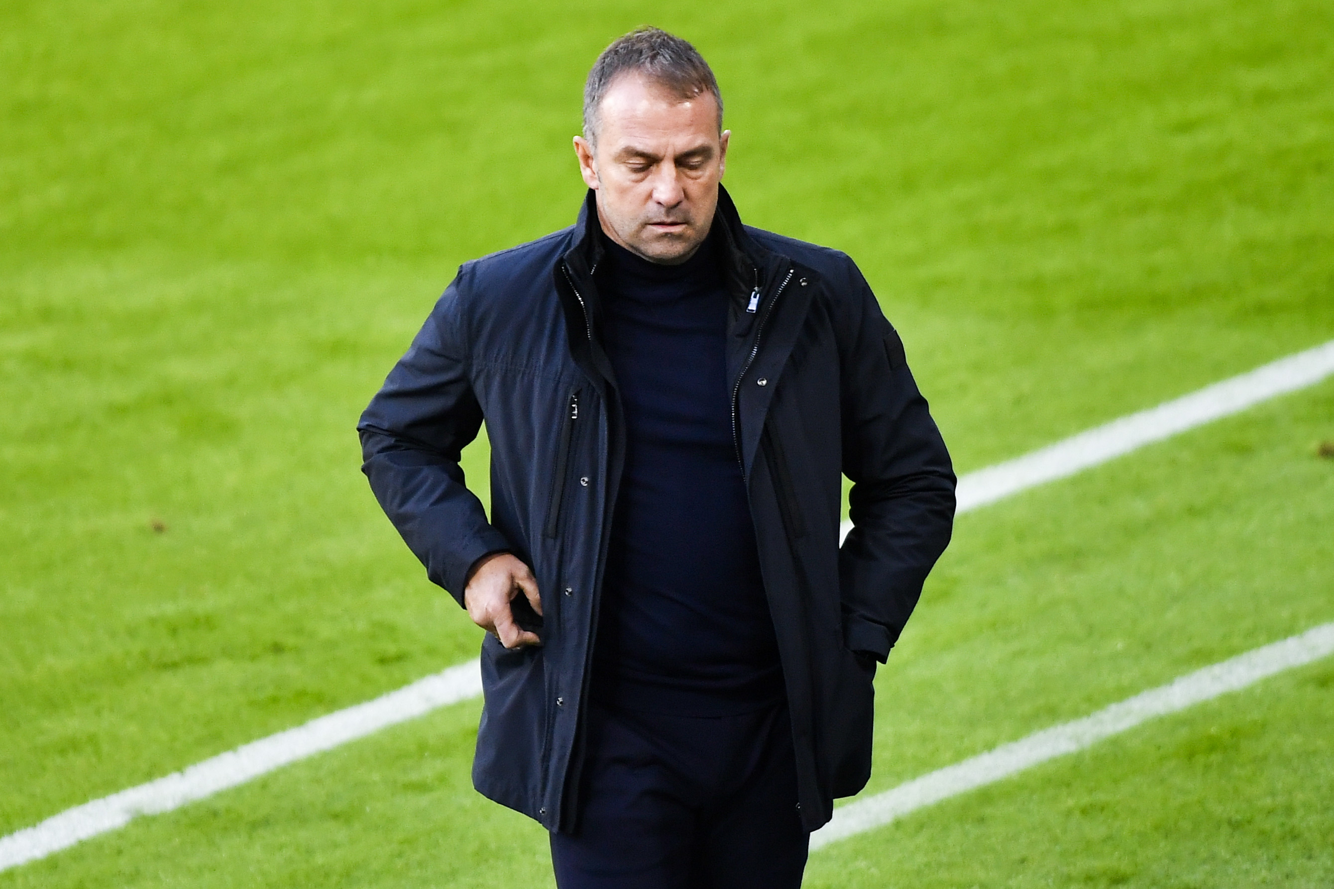 Pelatih utama Bayern Muenchen Hansi Flick saat berada di pertandingan Bundesliga.