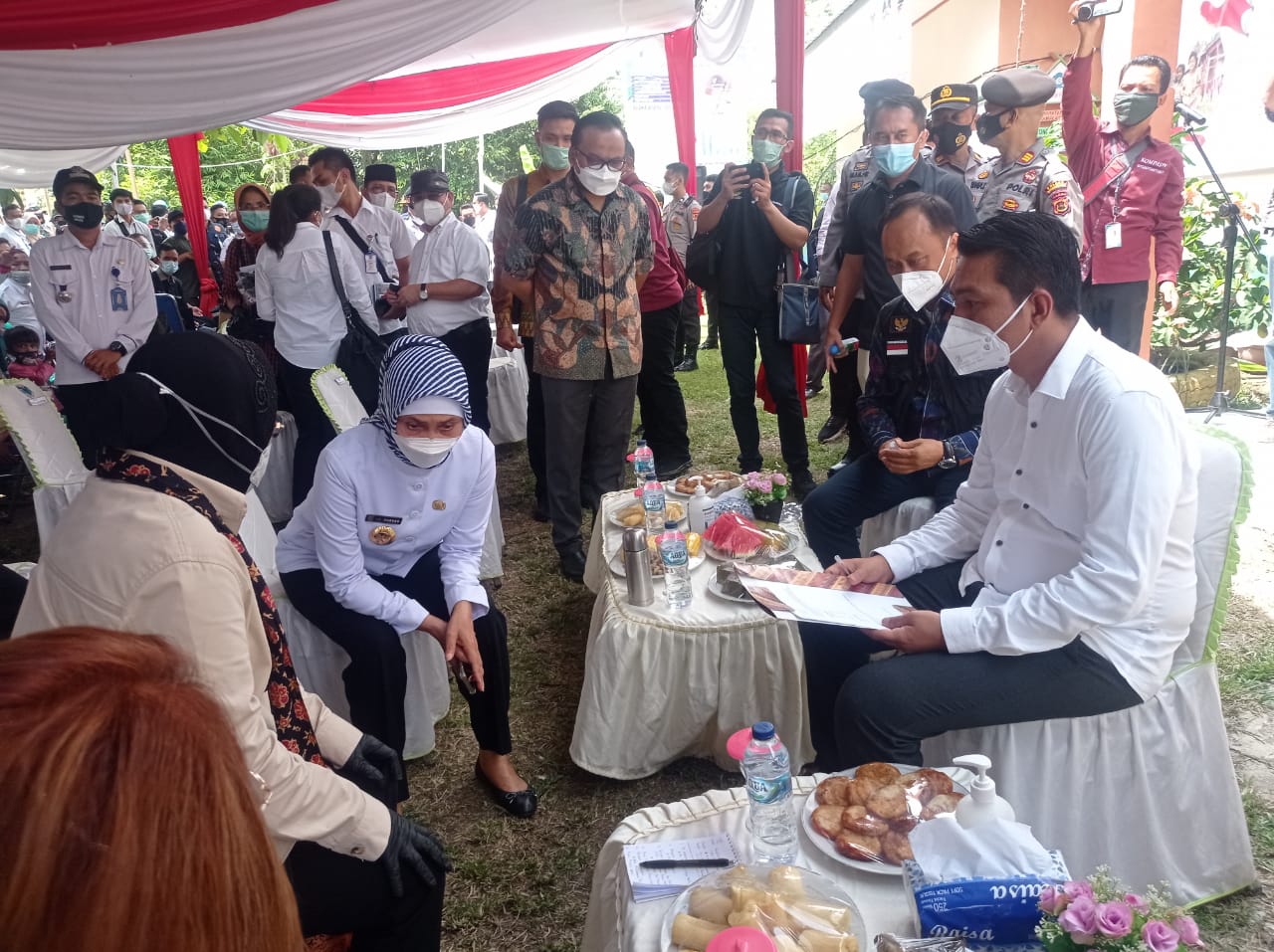 Prof Zudan Arif, Dirjen Dukcapil Kemendagri (Rompi Biru) Berkoordinasi Teknis bersama Mensos Tri Risma (Jaket Cream).