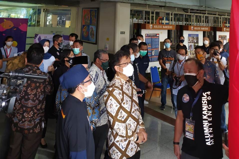 Menteri Kesehatan Budi Gunadi Sadikin meninjau pelaksanaan vaksinasi untuk lansia di Kolese Kanisius, Menteng, Jakarta Pusat, Selasa (9/3).