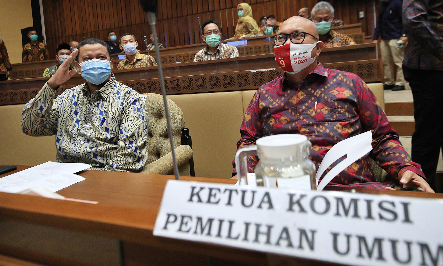 Pelaksana tugas (Plt) Ketua KPU Ilham Saputra (kanan) 