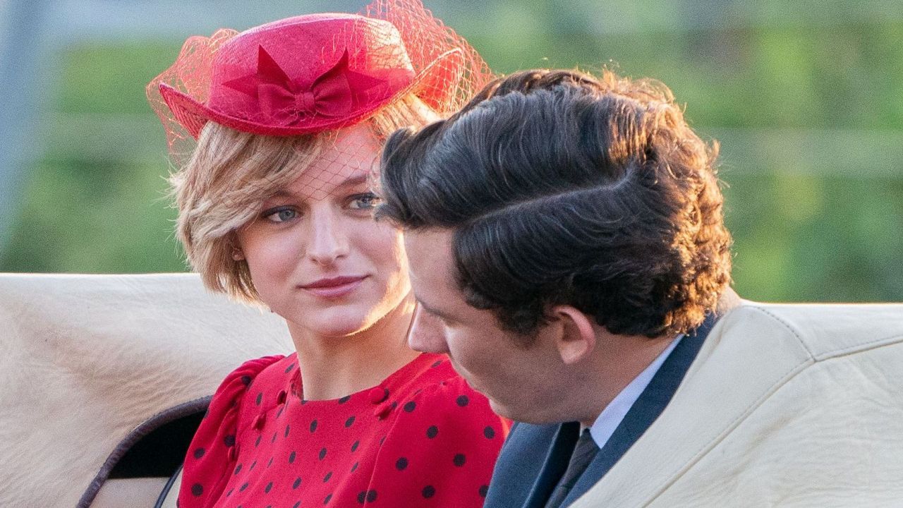 Emma Corrin sebagai Lady Diana dalam The Crown. 