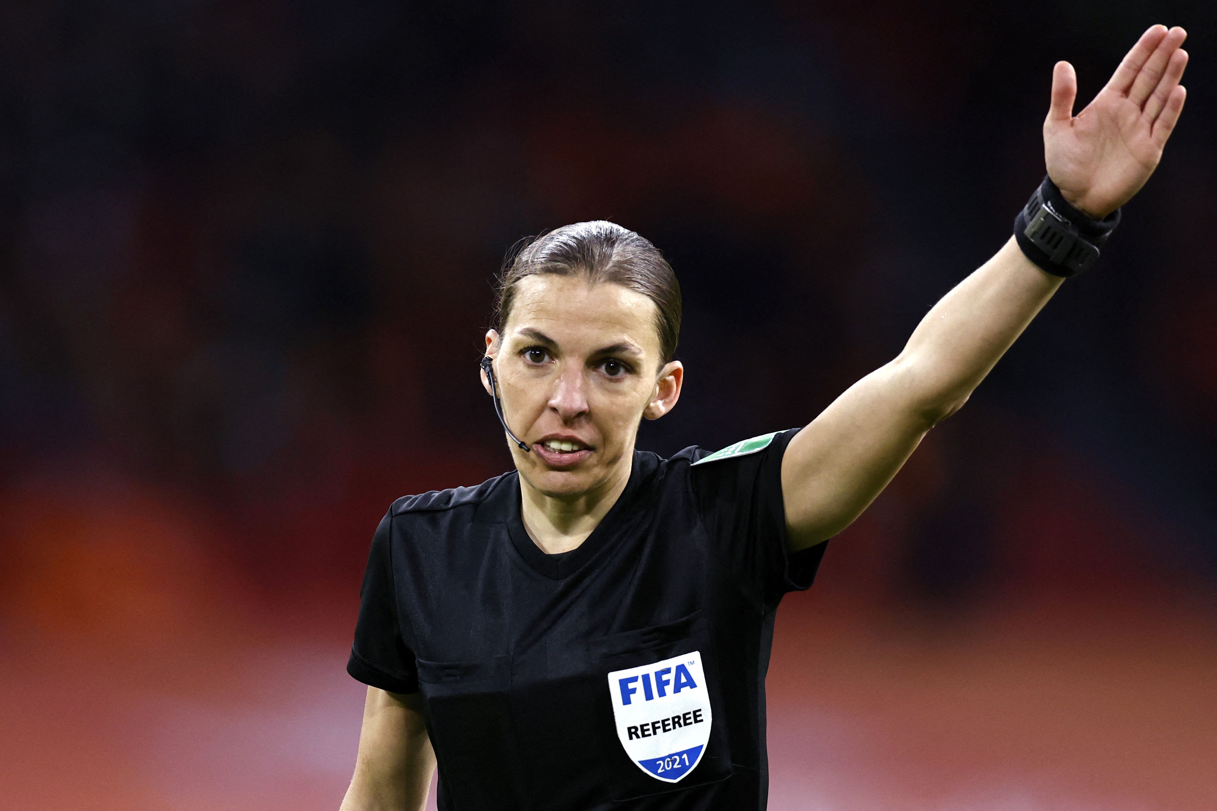 Wasit asal Prancis Stephanie Frappart saat memimpin laga kualifikasi Piala Dunia antara Belanda dan Latvia.