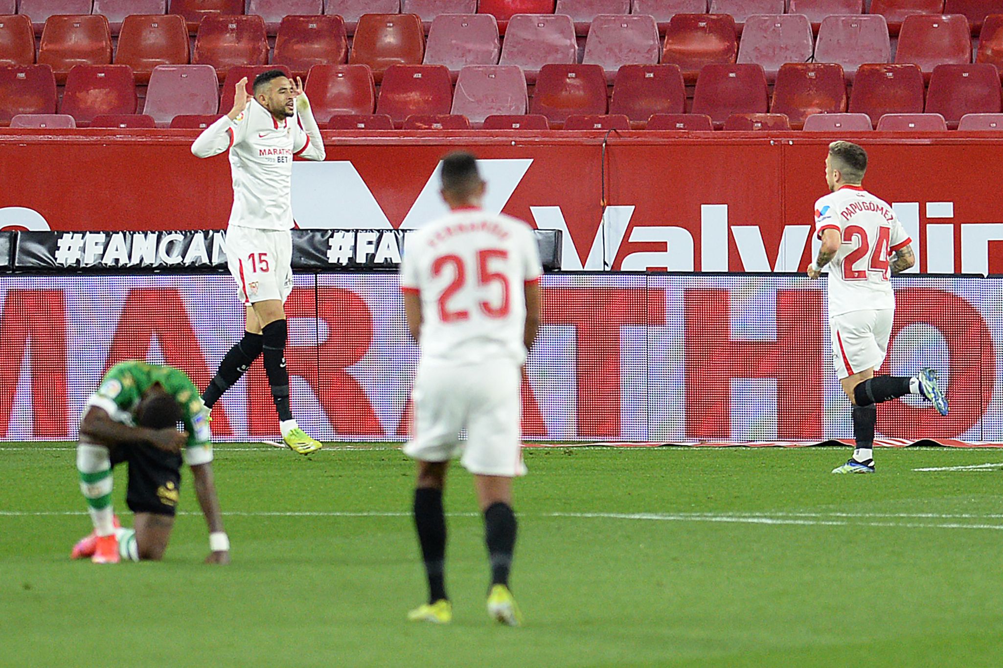 Penyerang Sevilla Youssef En-Nesyri (kiri) melakukan selebrasi usai mencetak gol ke gawang Real Betis di laga La Liga.