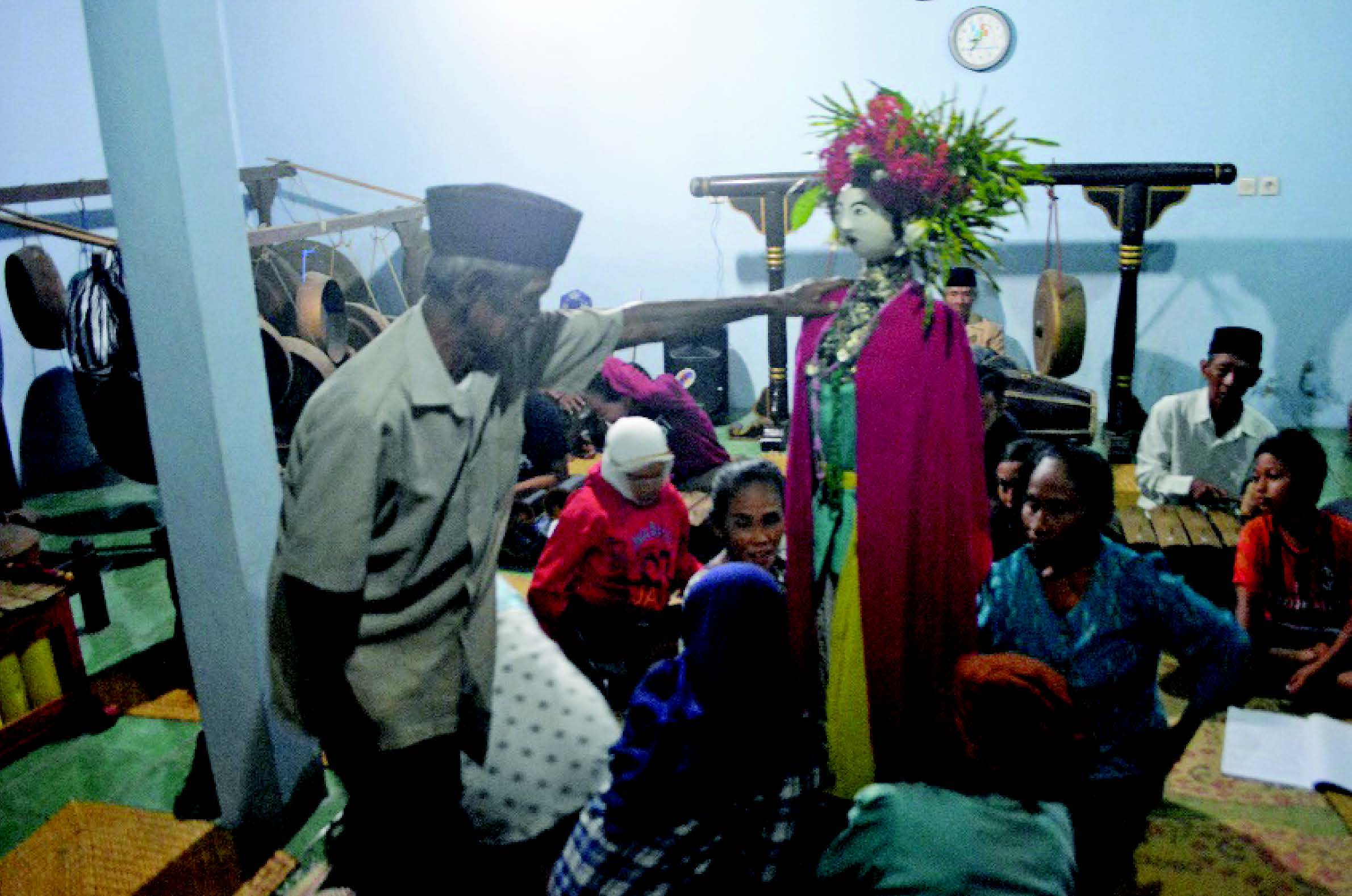 Menyintaskan Nini Thowong 