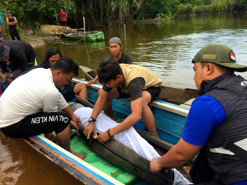 Kegiatan Bakti Rimbawan BBKSDA Riau Dimas Apriantoro dalam operasi penyelawatan satwa dilindungi di Riau, Senin (9/3/2021).