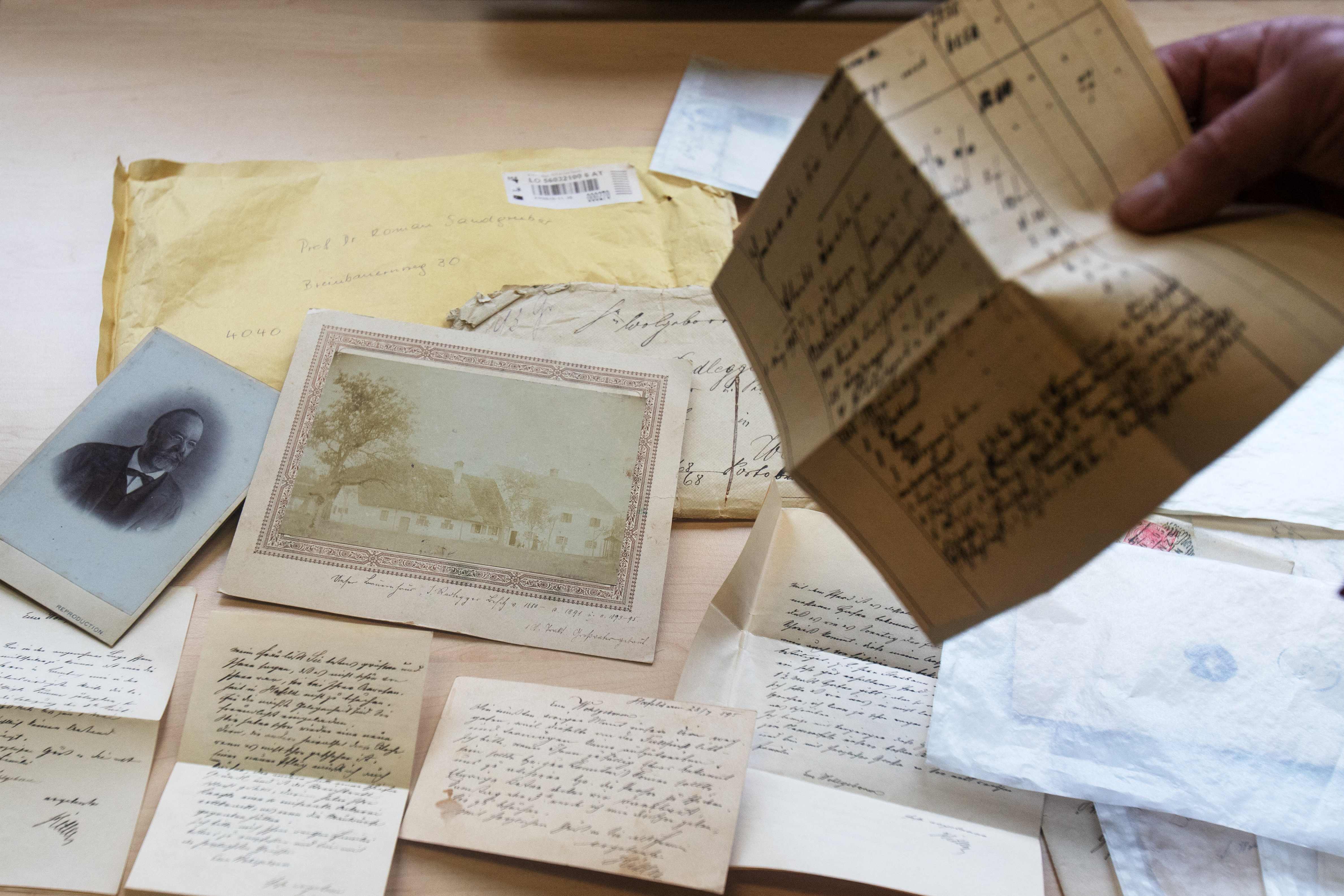 Surat-surat milik Alois, ayah Hitler