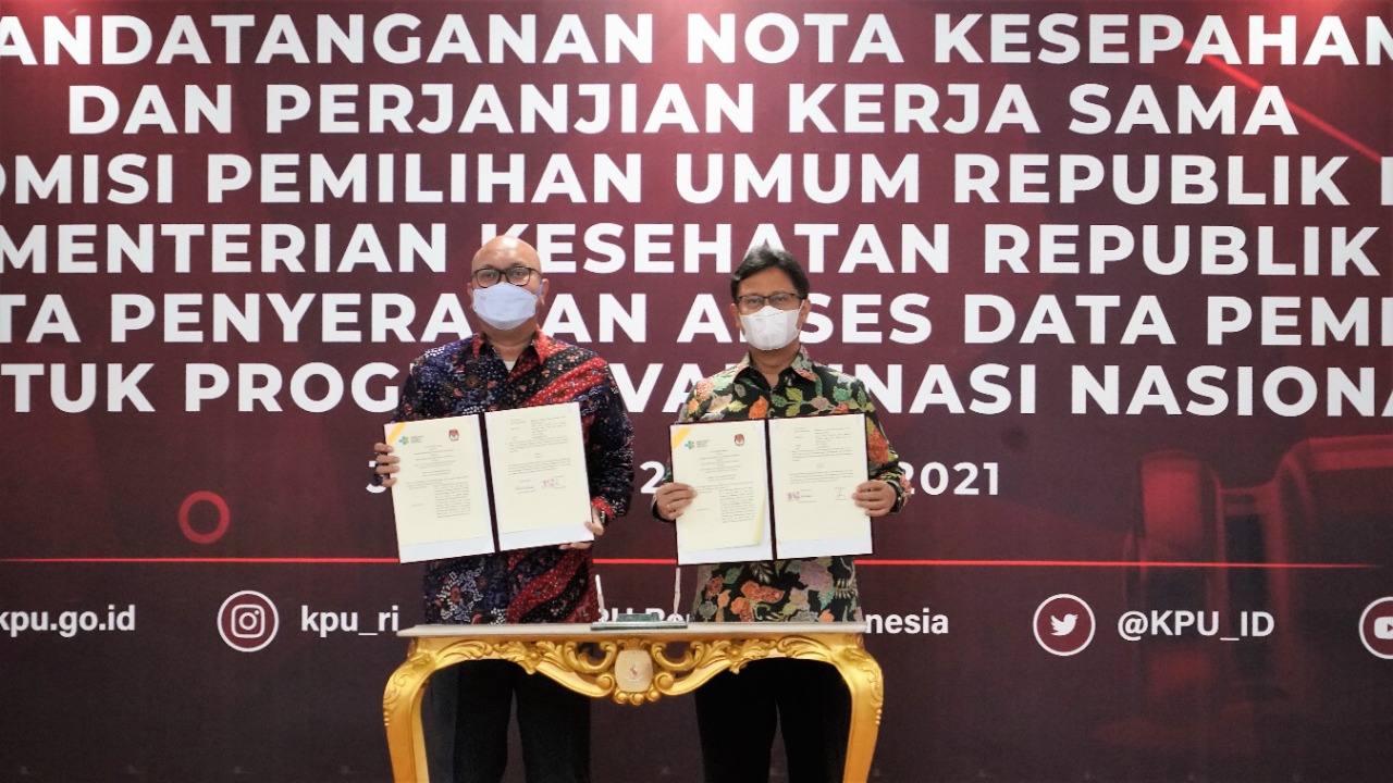 Menkes Budi Gunadi Sadikin dan Plt Ketua KPU RI Ilham Saputra dalam acara MoU di Gedung KPU RI, Jakarta, Selasa (2/3).