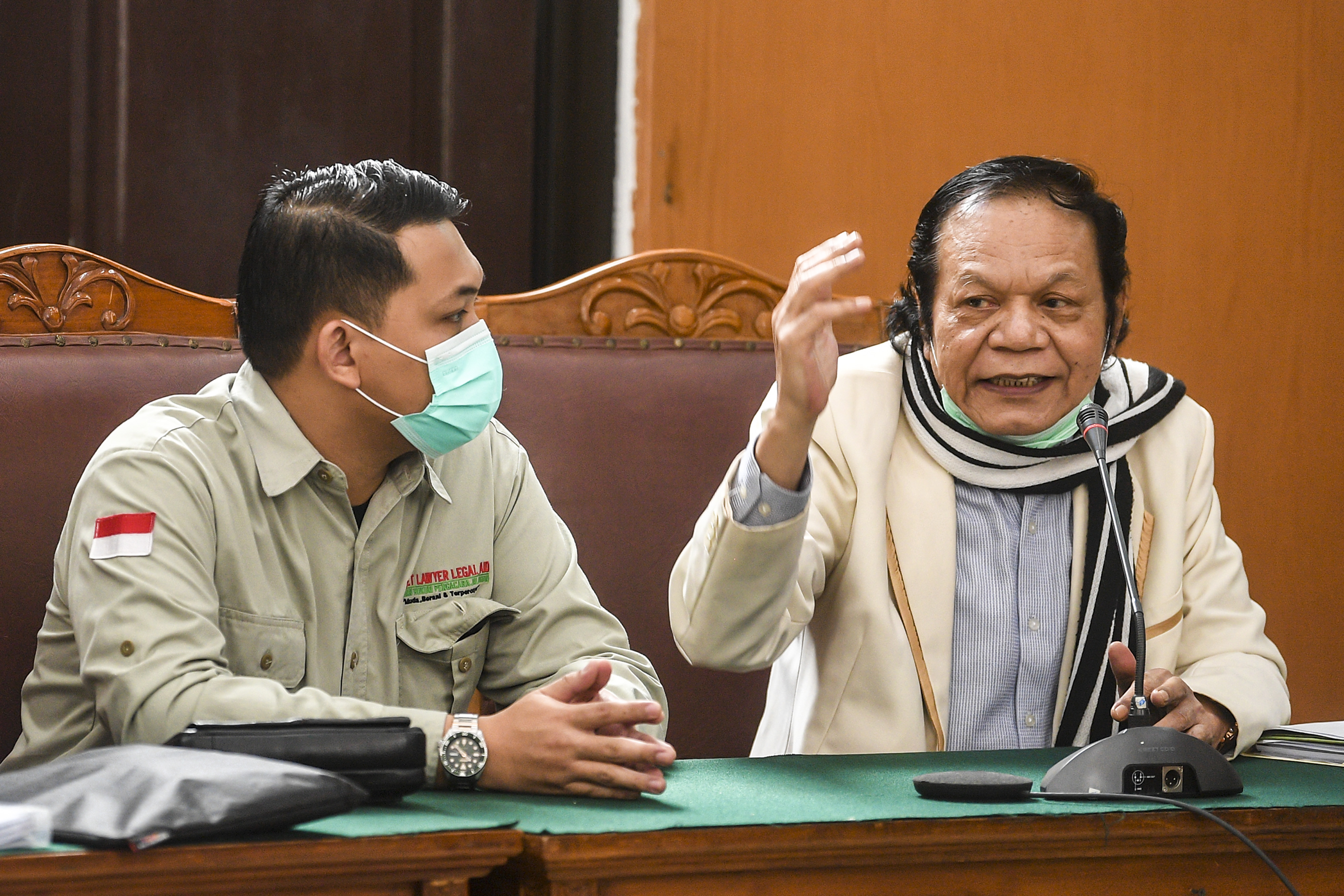 Kuasa hukum Rizieq Shihab Alamsyah Hanafiah (kanan)
