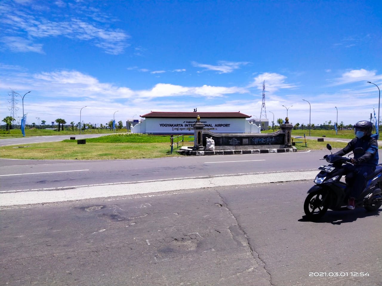 Wajah indah Bandara Internasional Yogyakarta terganggu bangunan jembatan Sungai Carik.